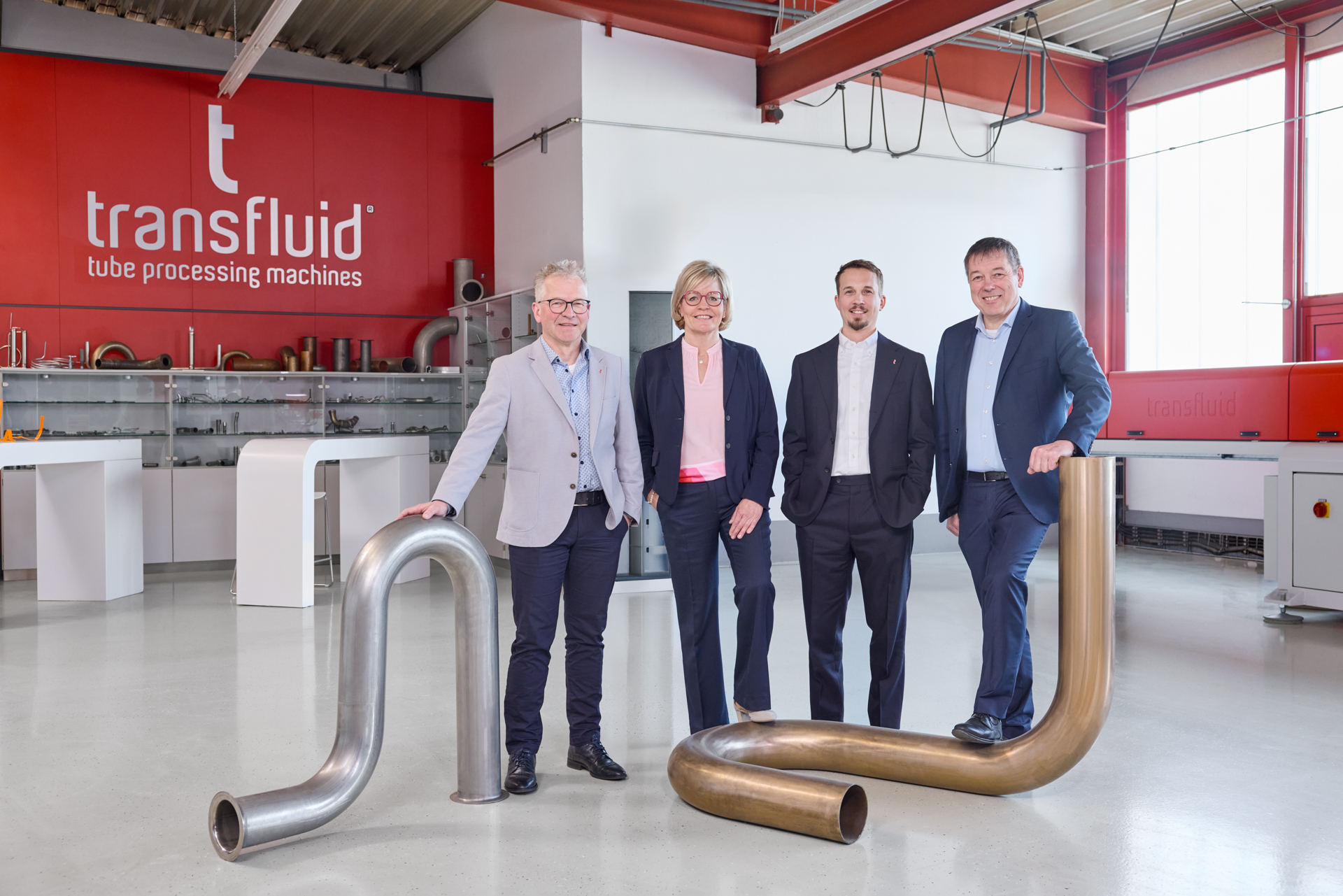 Geschäftsführung von transfluid vor Rohrbearbeitungsmaschine.