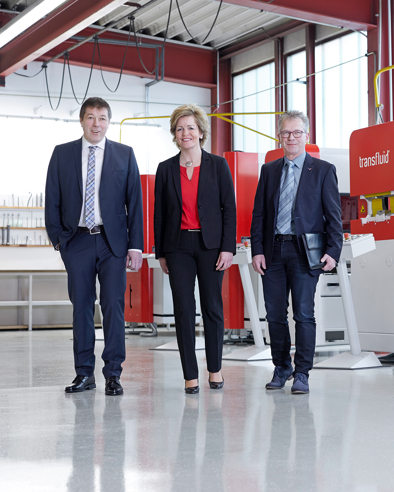 transfluid Geschäftsführung vor moderner Rohrbearbeitungsmaschine.