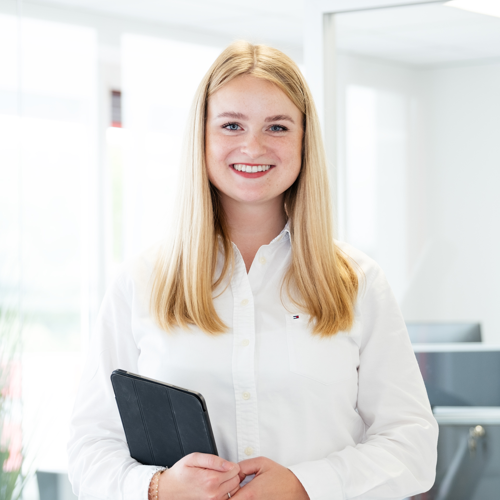Mitarbeiterin im Personalwesen mit Tablet im Büro – Ansprechpartnerin Ausbildung bei transfluid.