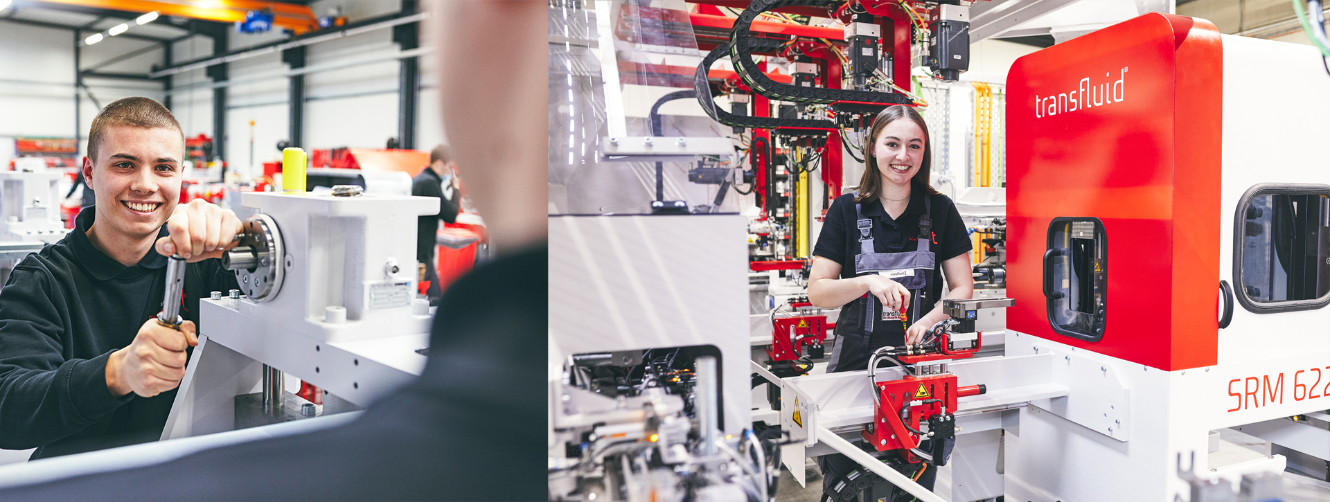 Zwei Auszubildende bedienen moderne Industriemaschinen in einer hellen Produktionshalle.