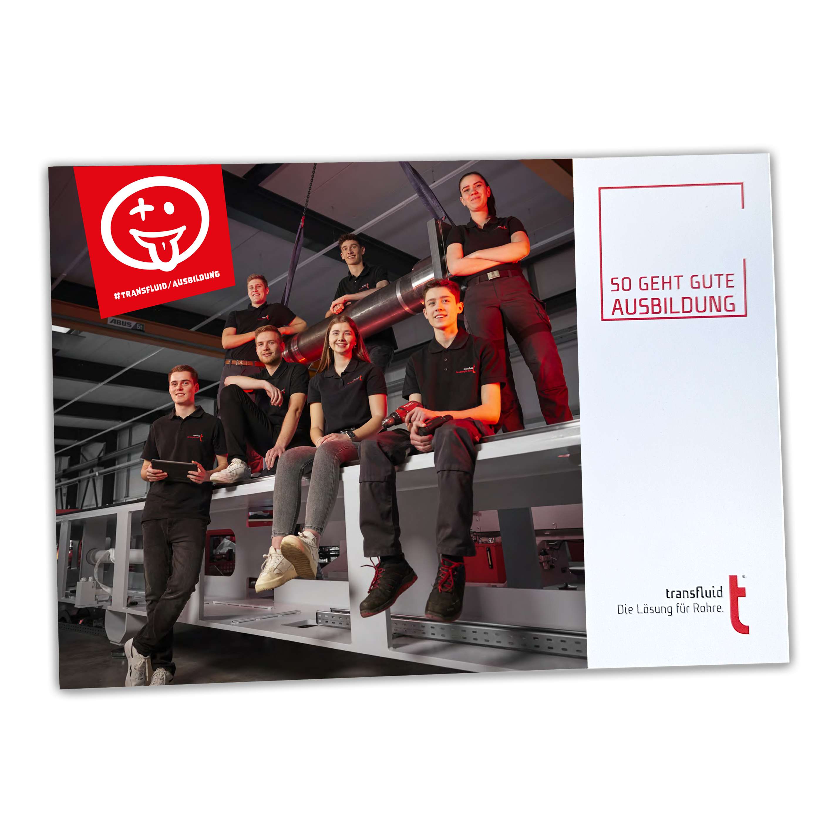 Auszubildende sitzen und stehen gemeinsam in einer Industriehalle auf einer Maschine und zeigen Teamarbeit in der technischen Ausbildung.