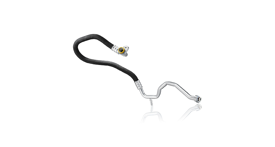 Gebogene Rohrleitung mit flexiblem Schlauch und Metallanschlüssen für Automotive-Fluidtechnik.