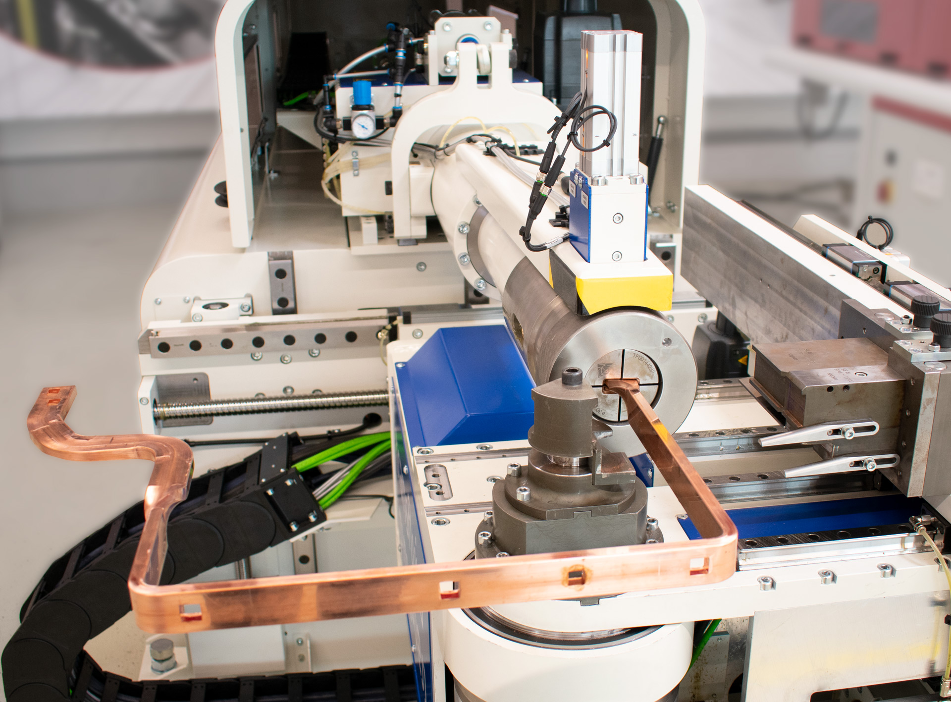 Automatisierte Biegemaschine formt Kupfer-Stromschiene (Busbar) in industrieller Fertigung.