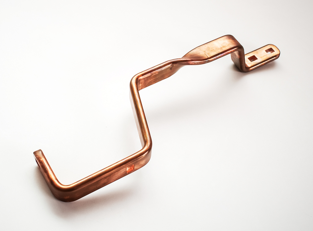 Komplex gebogene Kupfer-Stromschiene (Busbar) mit Anschlusskontakten.
