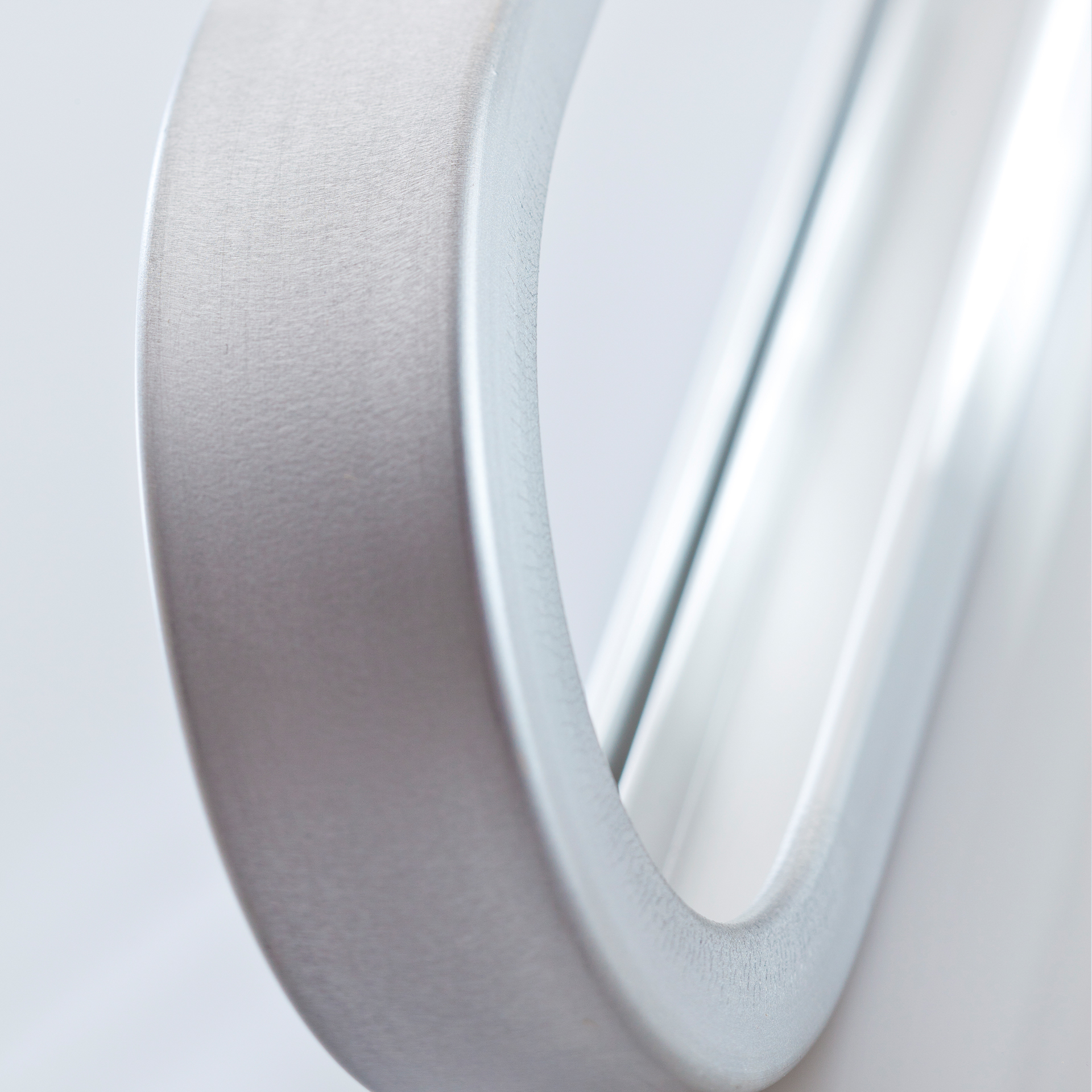 Gebogenes Rundrohr aus Metall mit glatter Oberfläche gefertigt durch präzise CNC-Rohrbiegetechnik von transfluid.