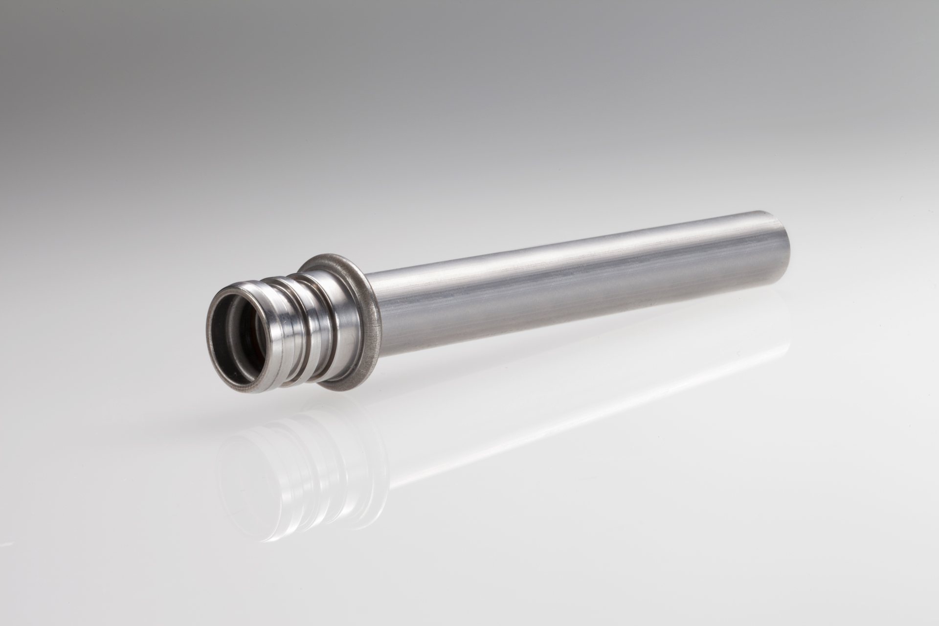 Metallrohr mit umgeformtem Anschlussende durch Rollformtechnik von transfluid für HVAC-Anwendungen.