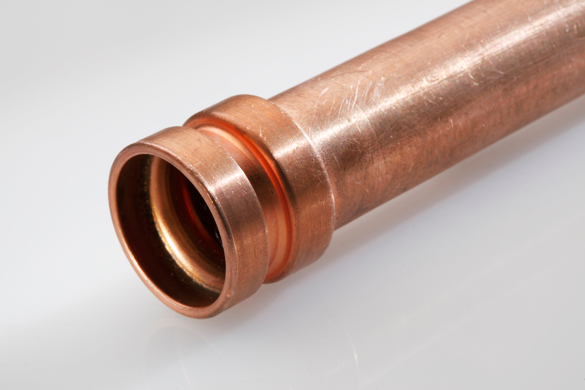 Kupferrohr mit aufgeweitetem Anschlussende durch präzise Rohrumformtechnik von transfluid für HVAC-Systeme.