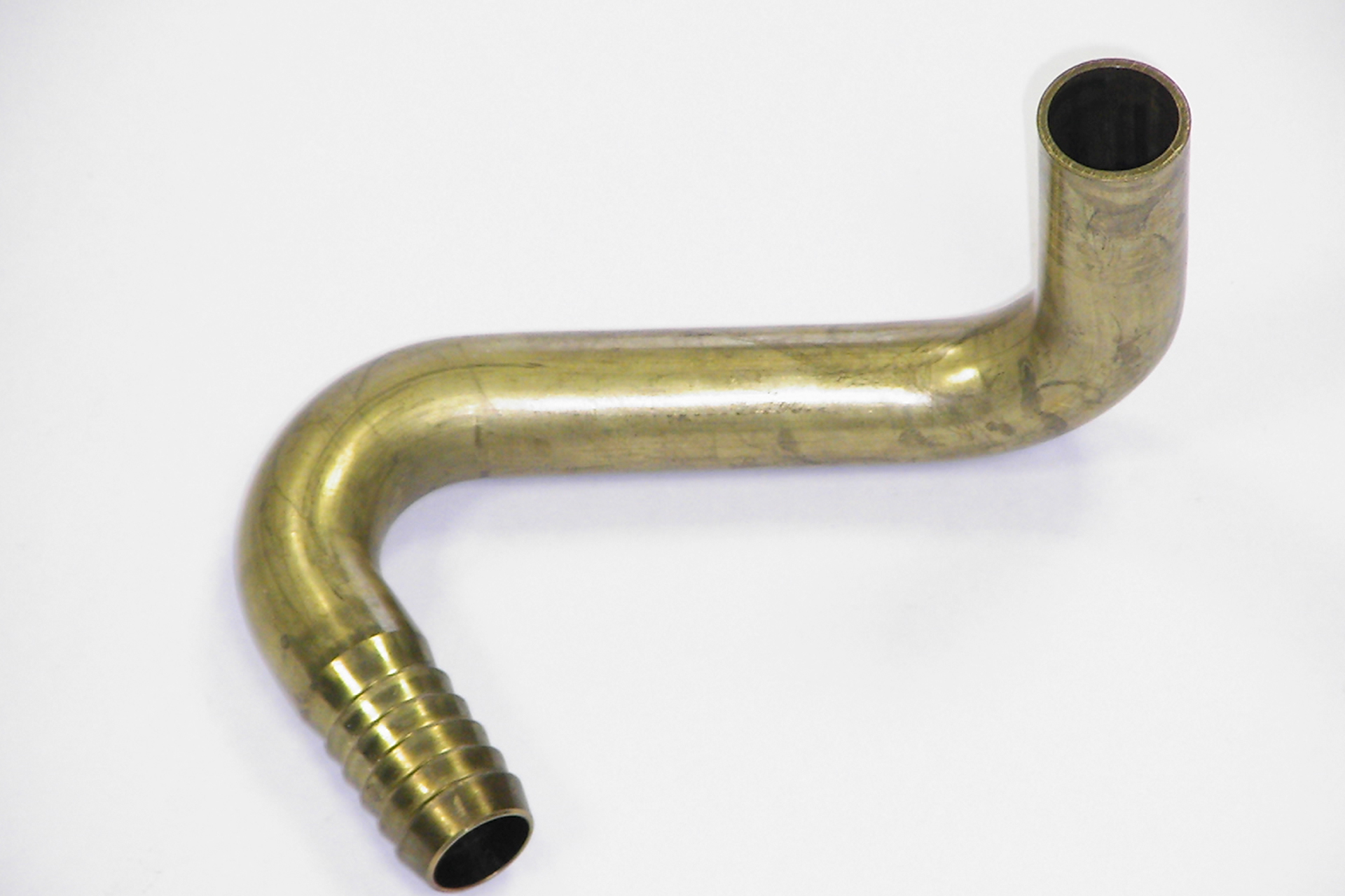 Gebogenes Messingrohr mit geripptem Anschlussende durch präzise Rohrumformtechnik von transfluid für HVAC-Anwendungen.
