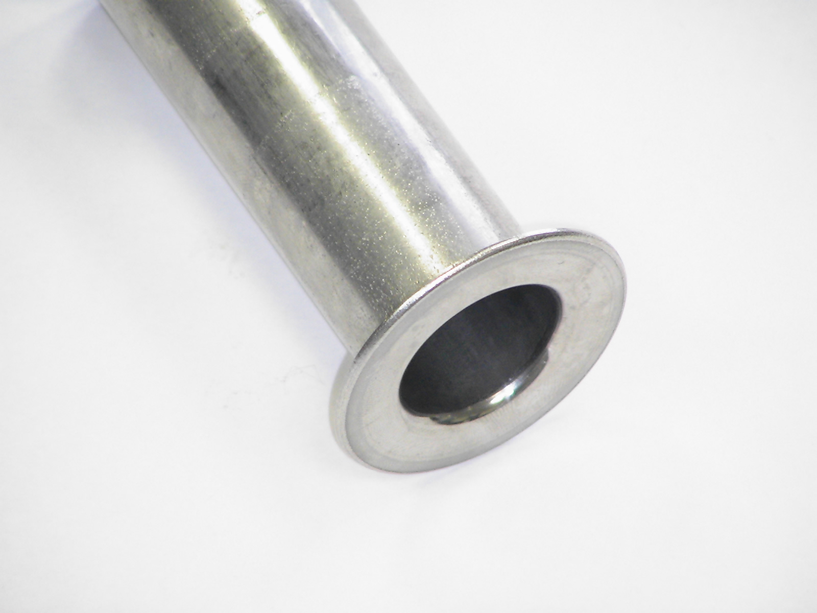 Edelstahlrohr mit aufgeweitetem Flanschende für industrielle Rohrverbindungen.