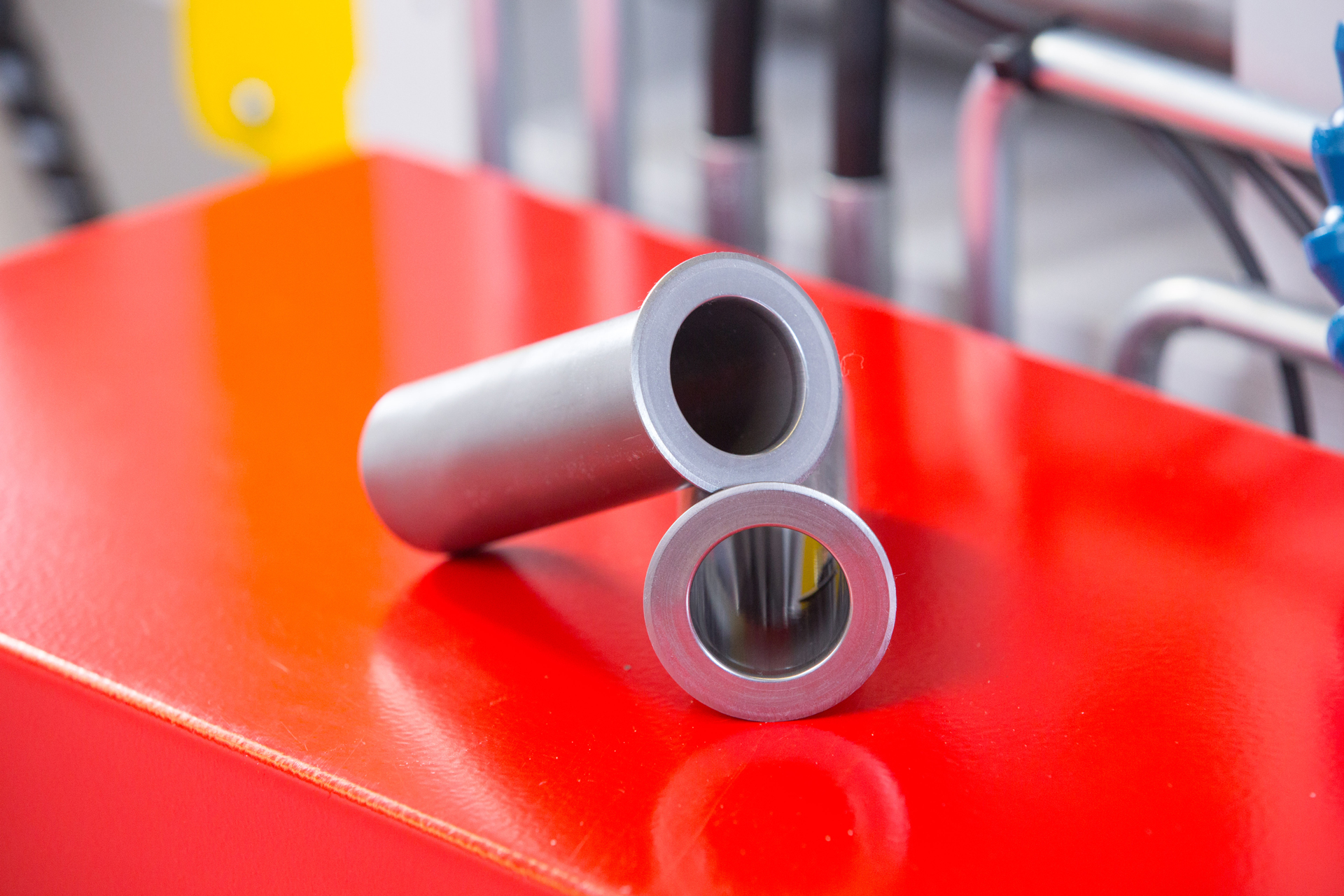 Zwei Edelstahlrohre auf Produktionsanlage für industrielle Rohrverarbeitung und HVAC-Systeme.