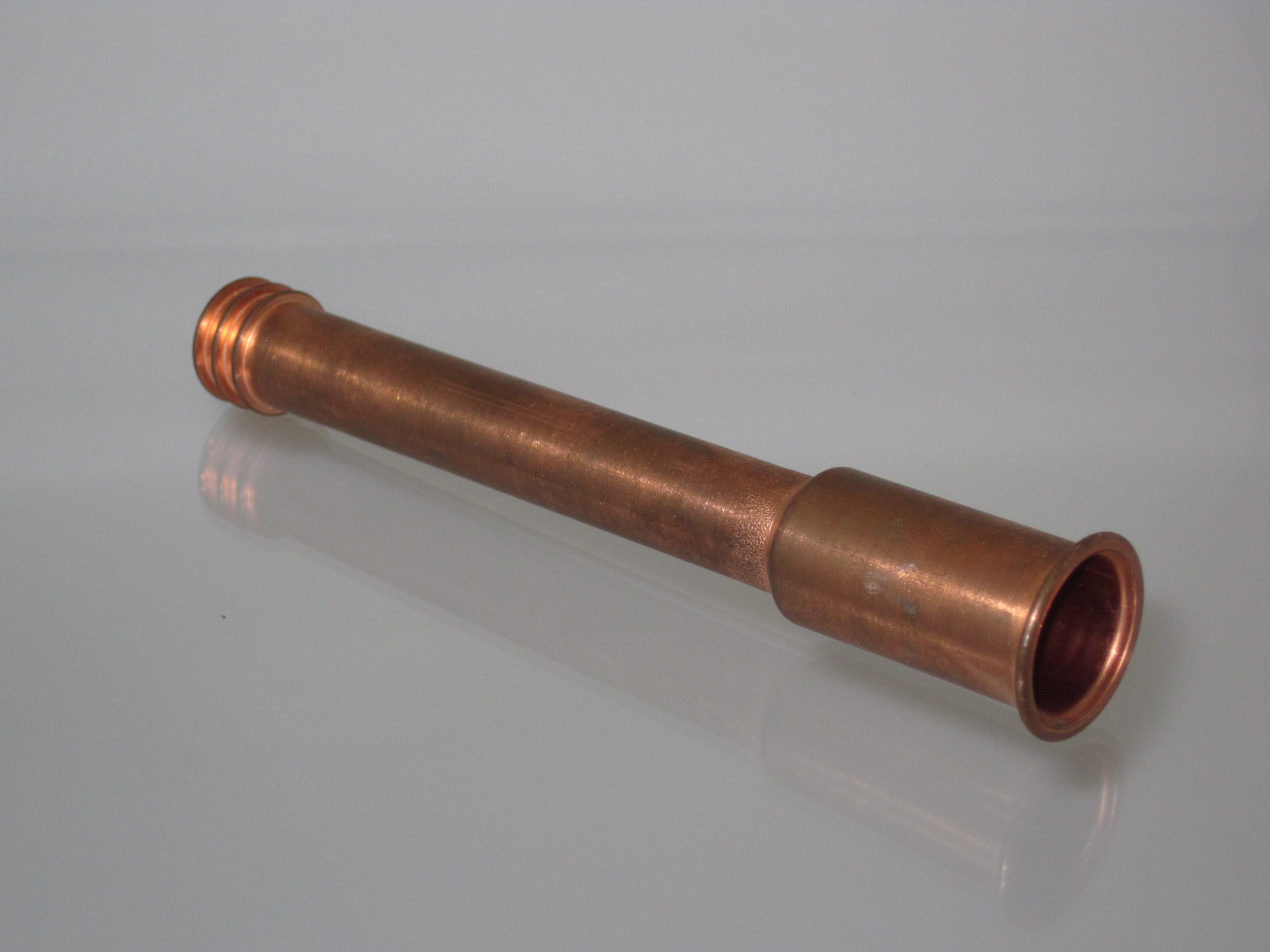 Gerades Kupferrohr mit aufgeweitetem Anschlussende für Rohrverbindungen.
