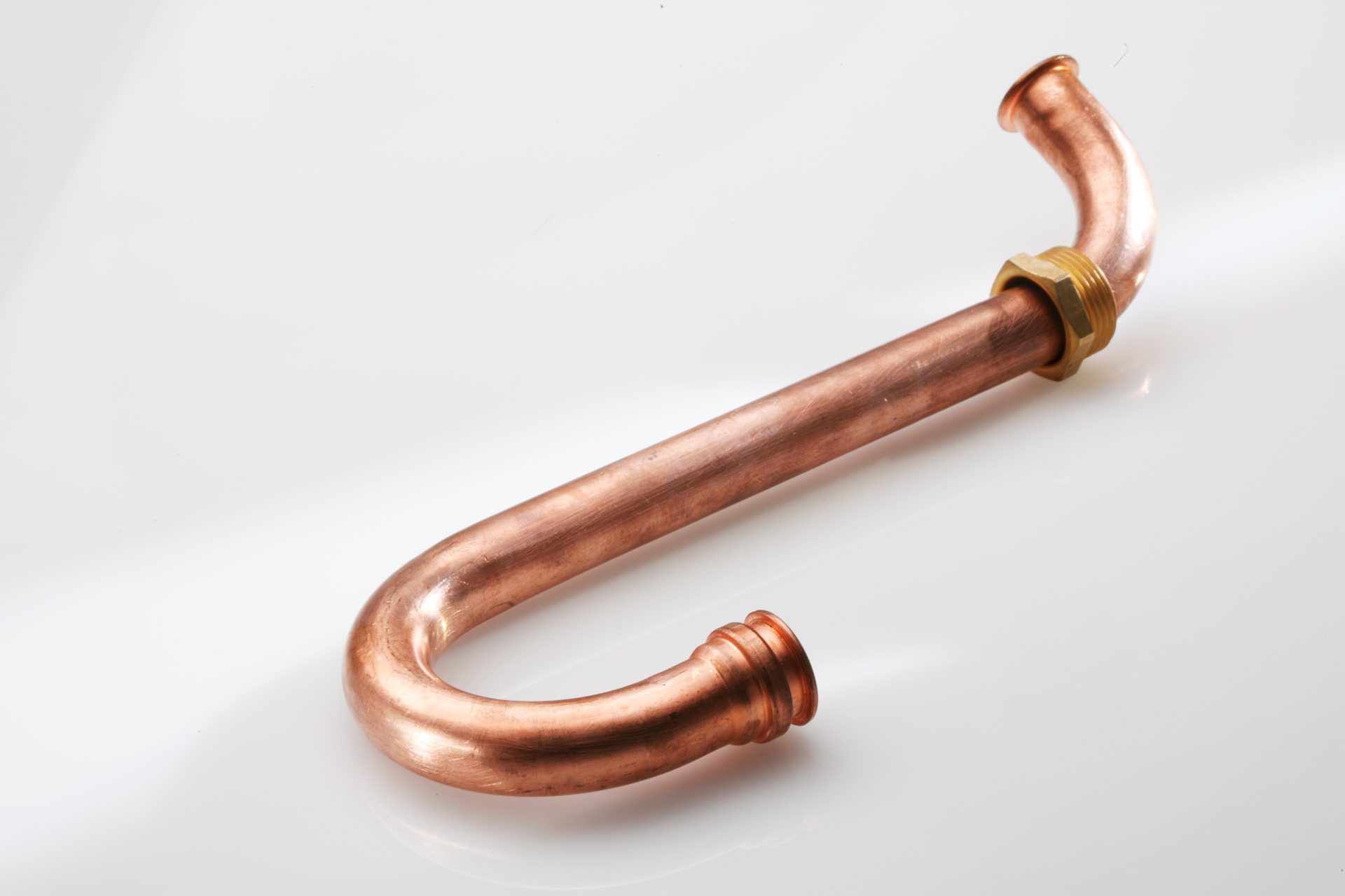 Gebogenes Kupferrohr mit Pressfitting und Gewindeanschluss für HVAC-Systeme.