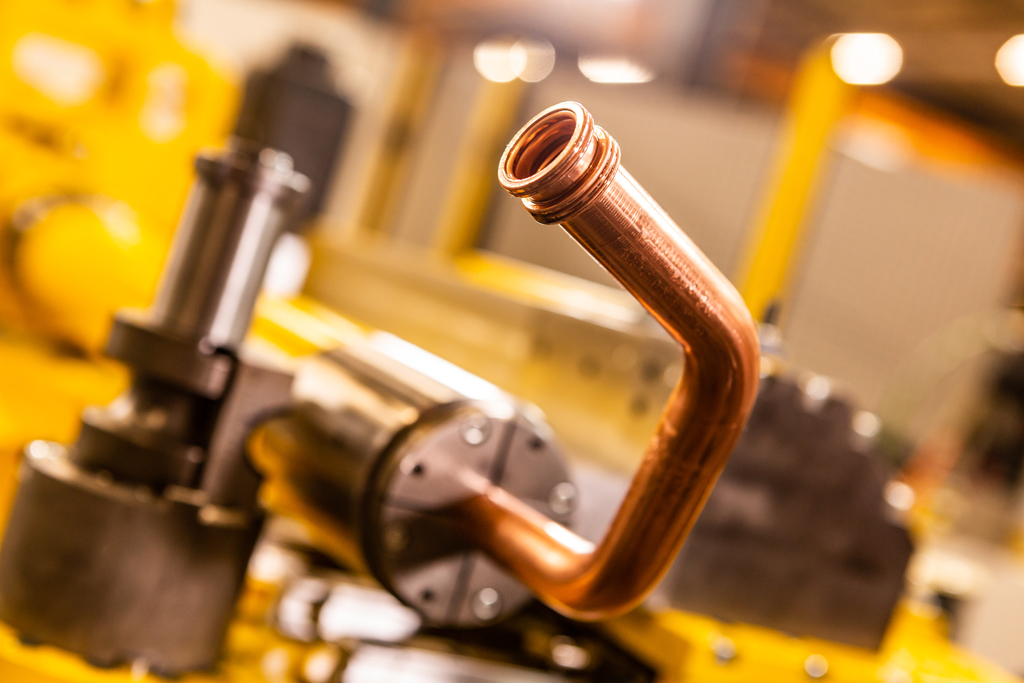 Kupferrohr mit geformtem Rohrende in CNC-Rohrbearbeitungsanlage von transfluid für HVAC-Systeme.