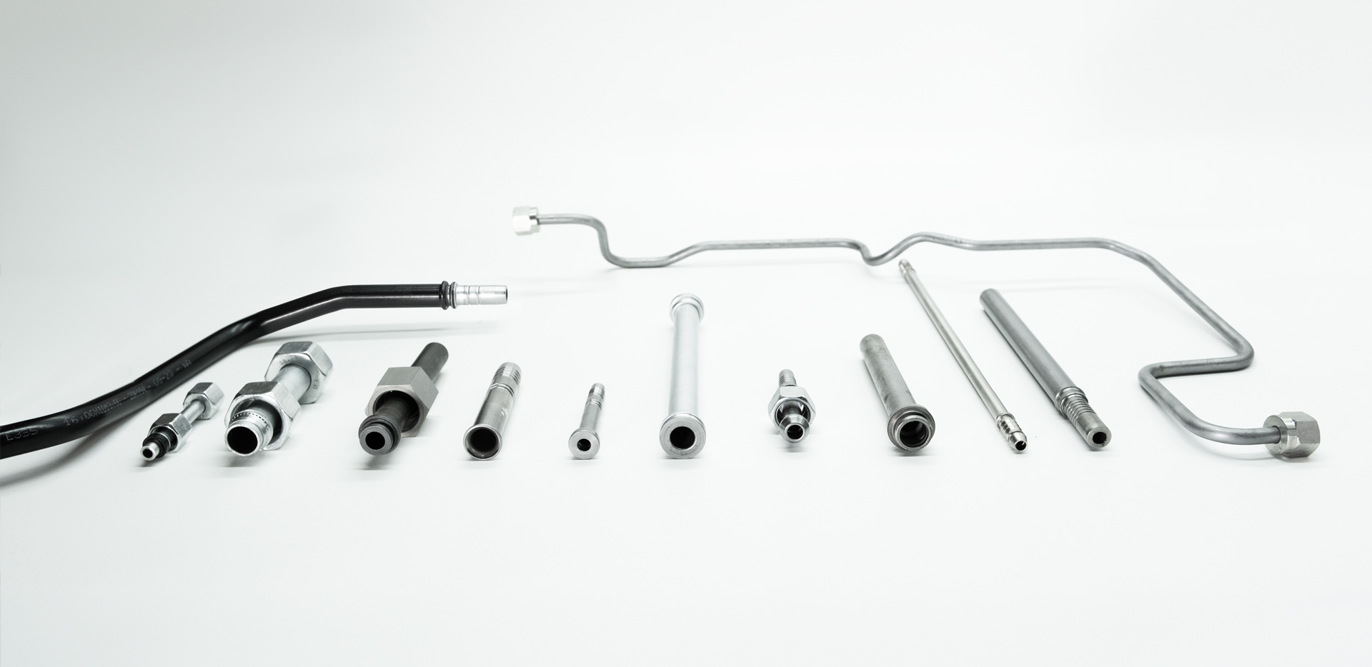 Verschiedene Hydraulikleitungen und Rohrverbindungen in unterschiedlichen Ausführungen.