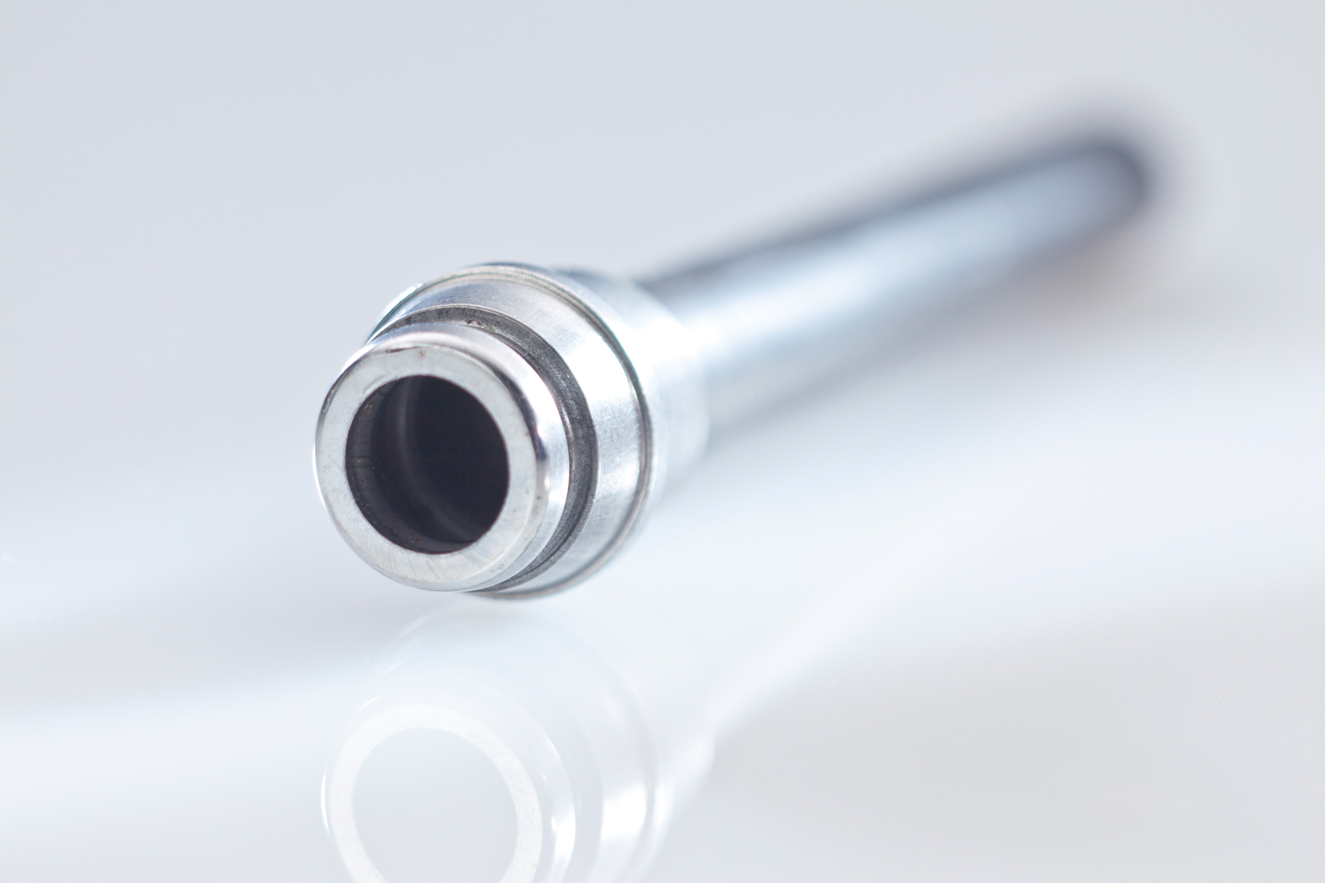 Hydraulikrohr mit Bördelanschluss und zylindrischem Rohrkörper.