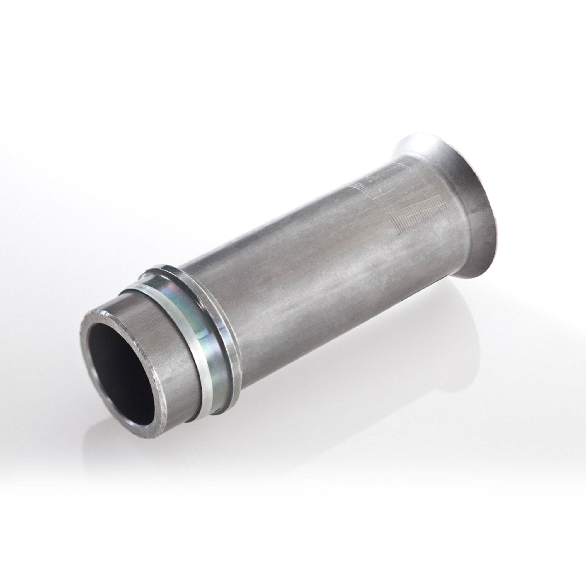 Metallrohr mit aufgeweitetem Ende und präziser Umformung für industrielle Anwendungen.