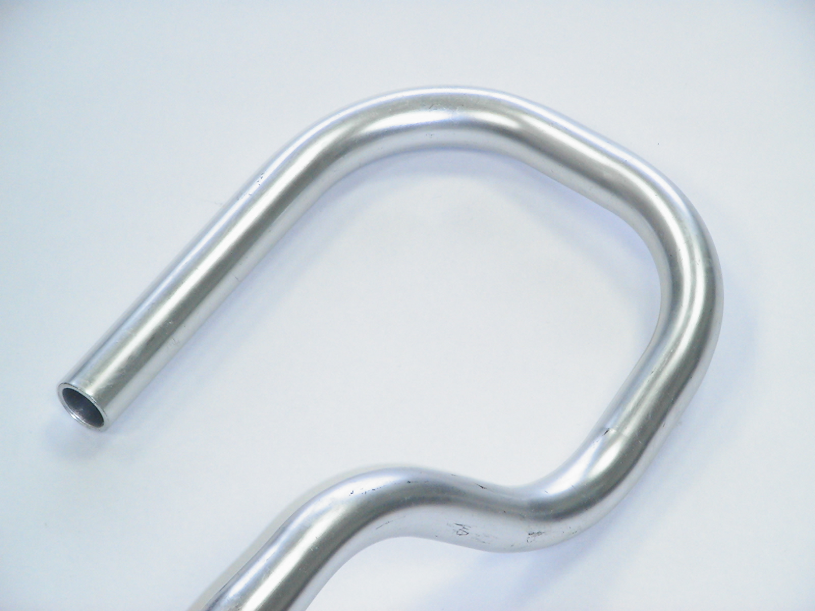 Gebogenes Metallrohr mit mehreren präzisen Biegeradien für industrielle Anwendungen.