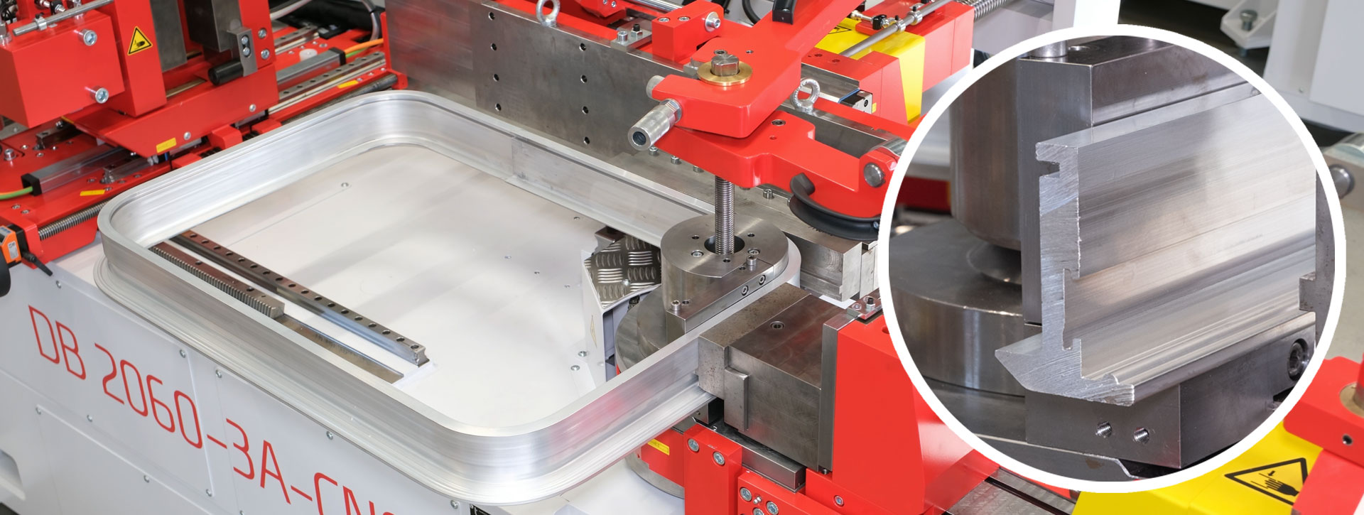 CNC Maschine biegt Fensterrahmenprofil aus Aluminium präzise.