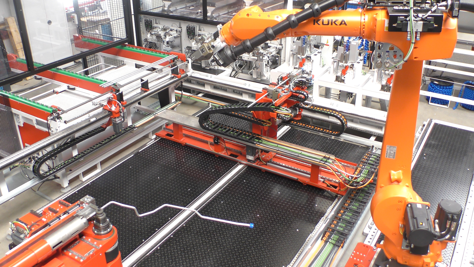KUKA Industrieroboter in automatisierter Rohrbiegemaschine mit Fertigungszelle.