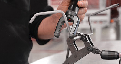 Infrarot-Sonden vermessen gebogenes Metallrohr in Tube-Shaping-Prozess.