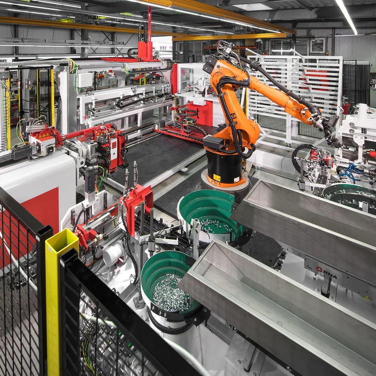 Automatisierte Produktionsanlage mit Industrieroboter für Metallbearbeitung.