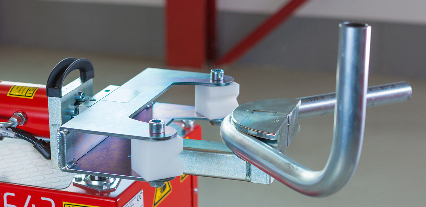 Mobiler Rohrbieger formt Metallrohr präzise im Werkstattumfeld.