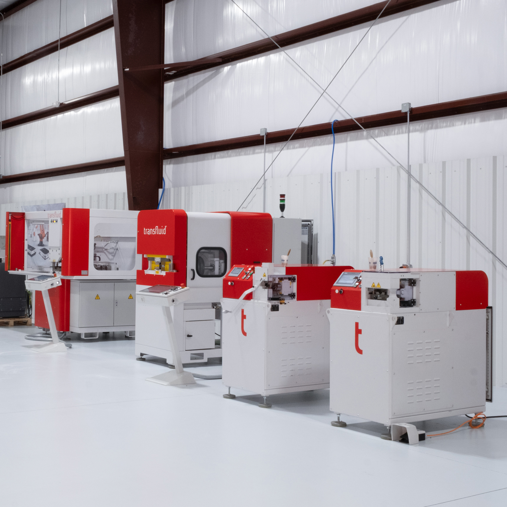 Industrielle Rohrbiegemaschinen in Produktionshalle von transfluid.