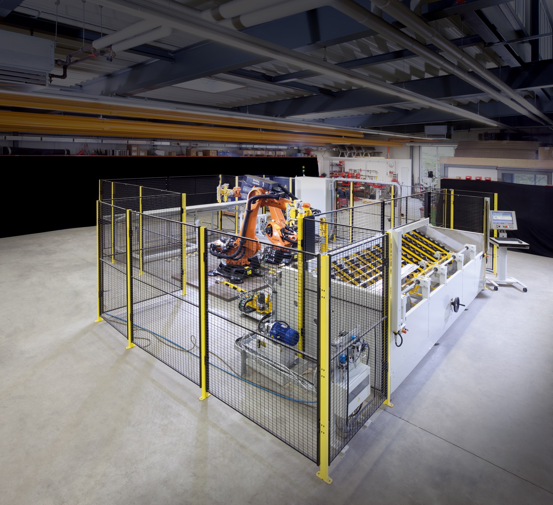 Robotergestützte Rohrbiegezelle mit Industrieroboter, Zuführsystem und Schutzumhausung.