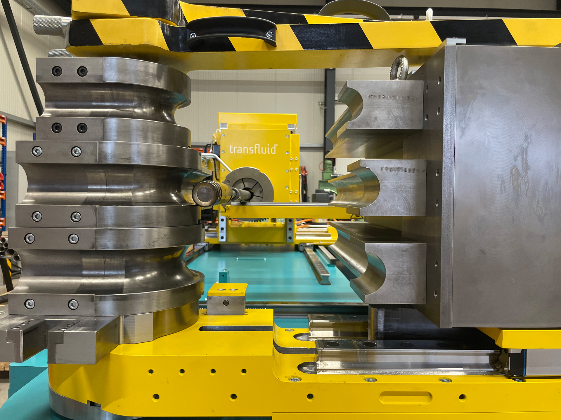 Dorn-Biegewerkzeug einer CNC-Rohrbiegemaschine von transfluid mit mehreren Werkzeugsegmenten für präzises Dornbiegen von Metallrohren.