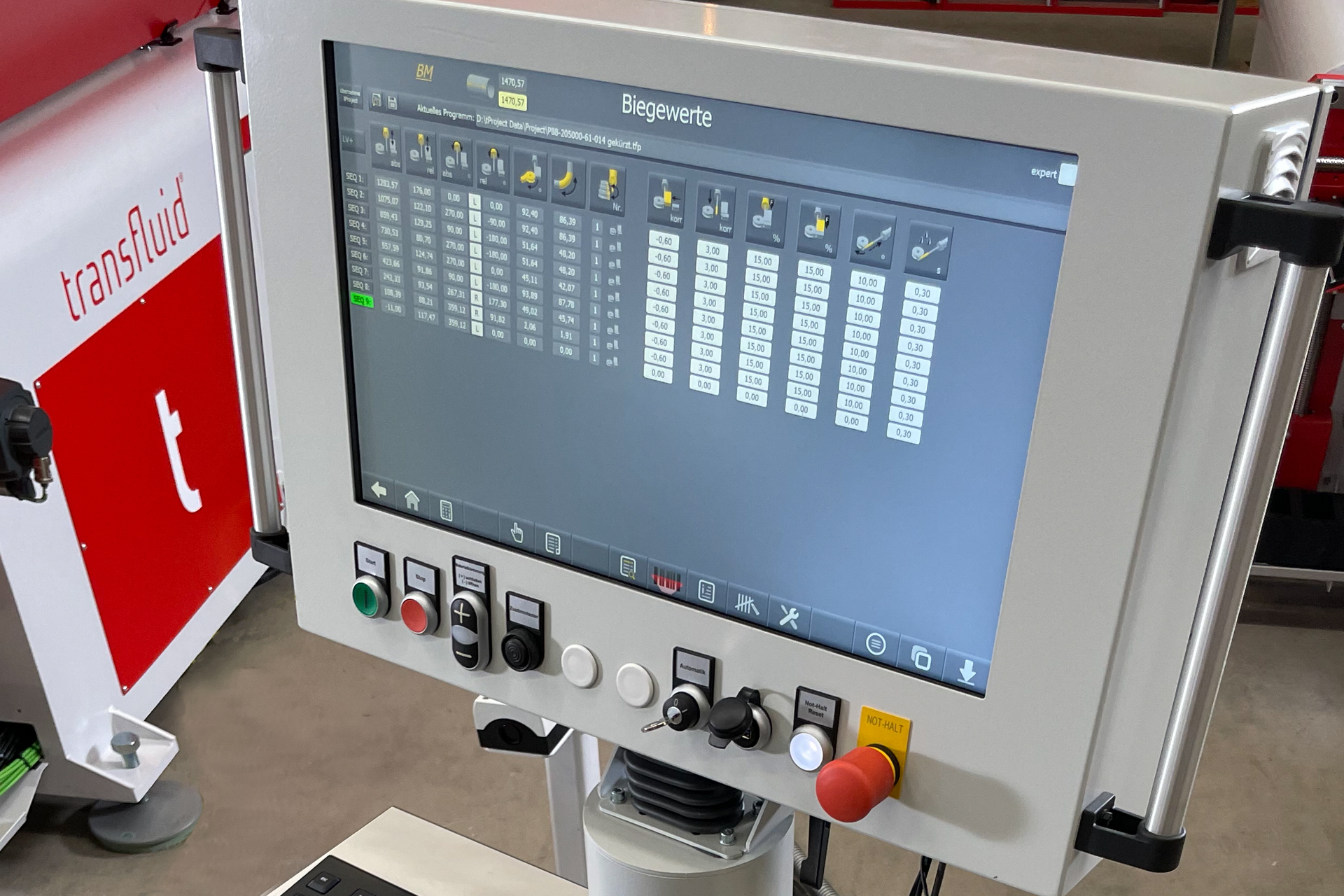 Bedienpanel mit CNC-Steuerung und Touchscreen zur Programmierung der Biegewerte einer Rohrbiegemaschine.