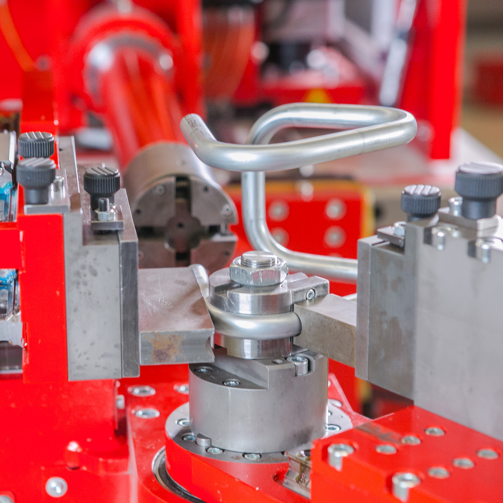 Detail eines Biegewerkzeugs der CNC Rohrbiegemaschine transfluid t bend VARIOLINE 22 beim präzisen Dornbiegen eines Metallrohrs.