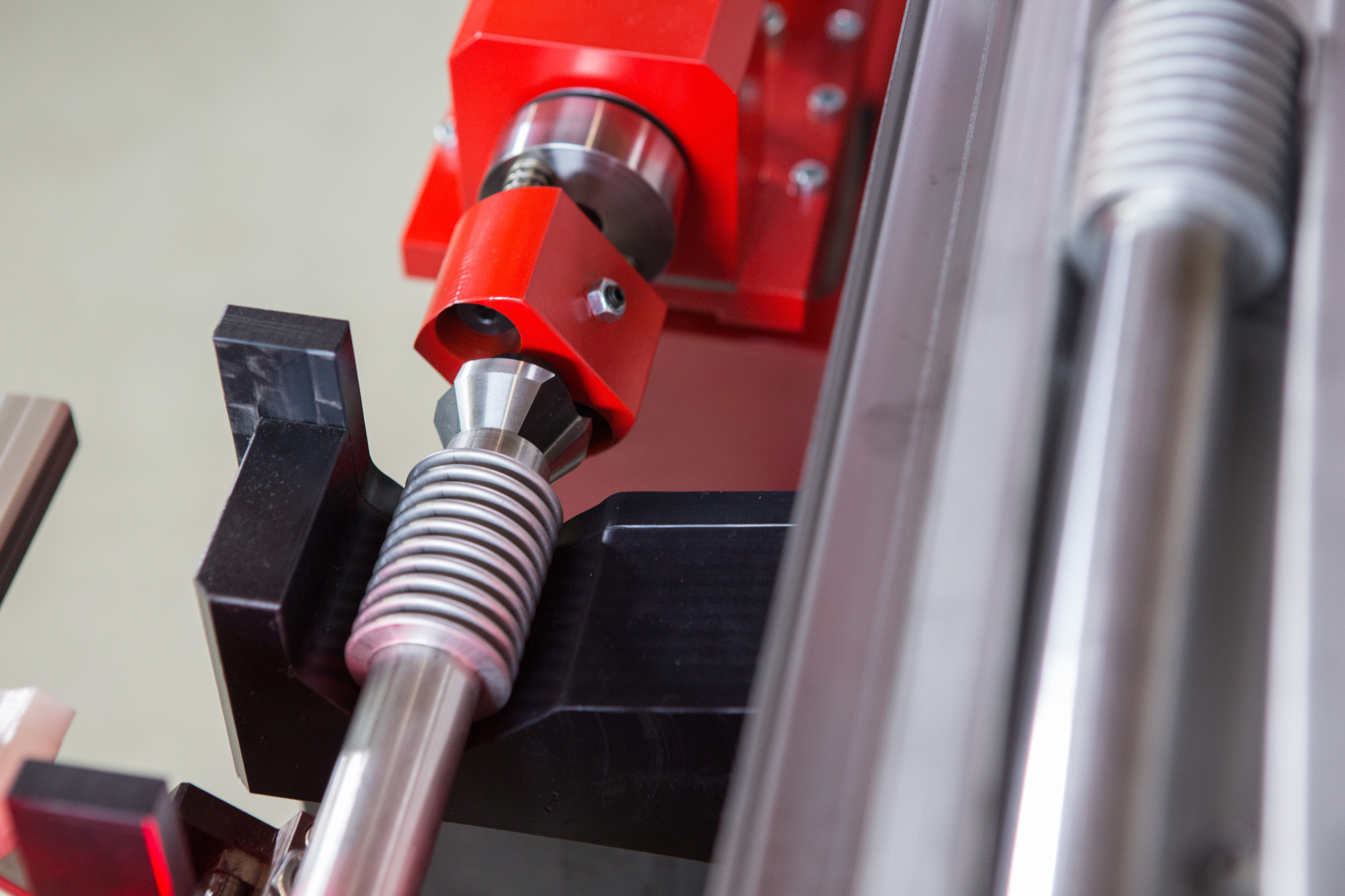 Automatisierte Bearbeitung der Schweißnaht eines EGR-Rohrs auf einer transfluid Rohrbearbeitungsanlage.