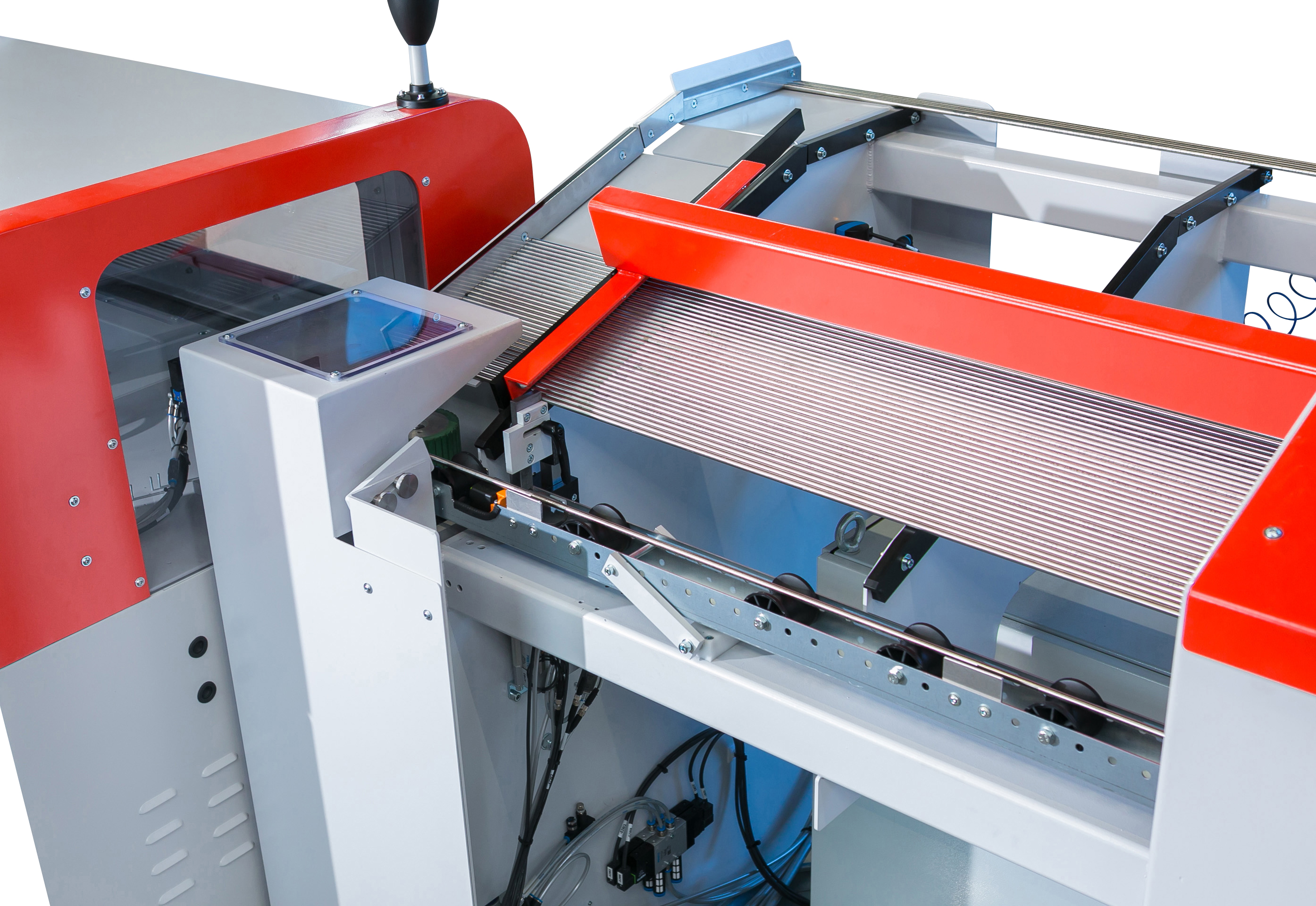 Automatisierte Ladeeinheit einer transfluid Rohrtrennmaschine ROTOLINE 28 mit Rollenförderer und Steuerpanel zur präzisen Bearbeitung von Metallrohren.