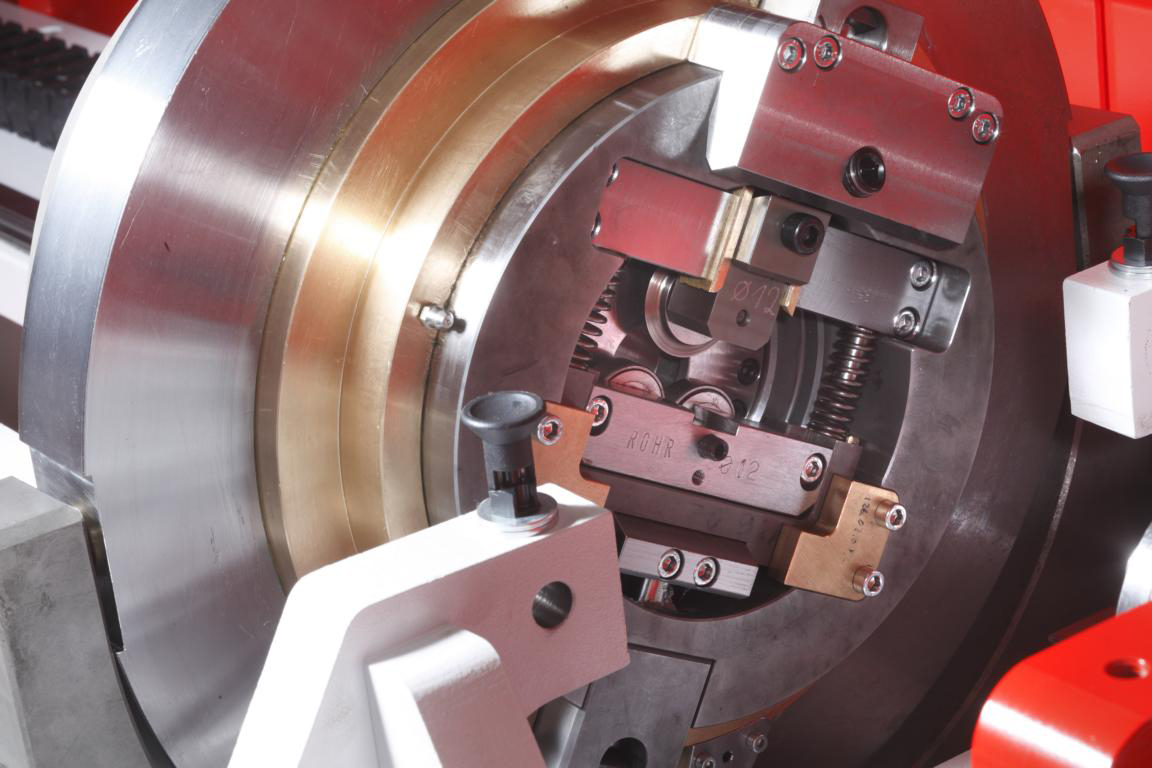 Detailaufnahme eines orbitalen Trennkopfs einer industriellen Rohrschneidemaschine zur präzisen, spanlosen Bearbeitung von Metallrohren.