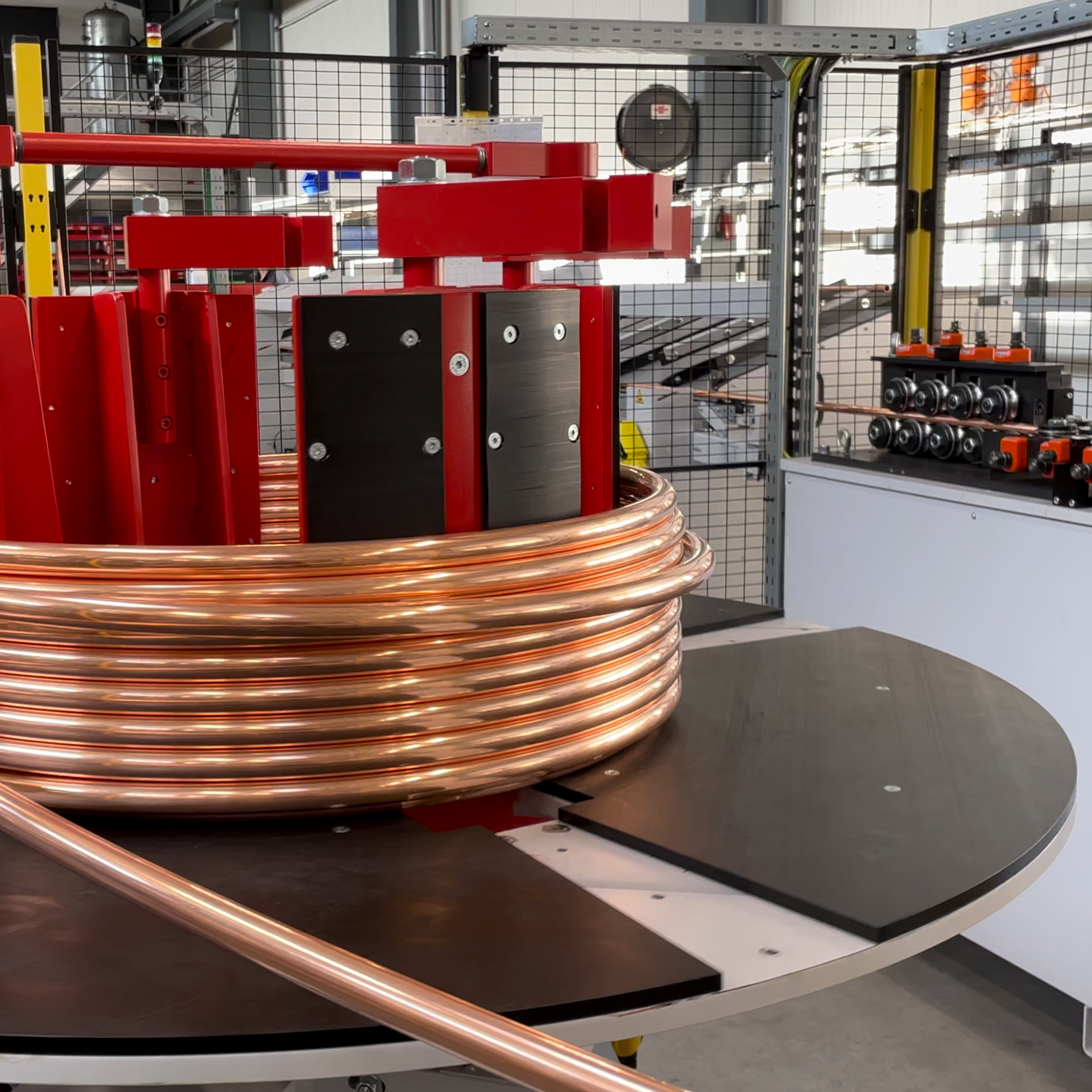 CNC Rohrbiegemaschine formt Kupferrohr aus Coil zu präziser Spirale für industrielle Anwendungen.
