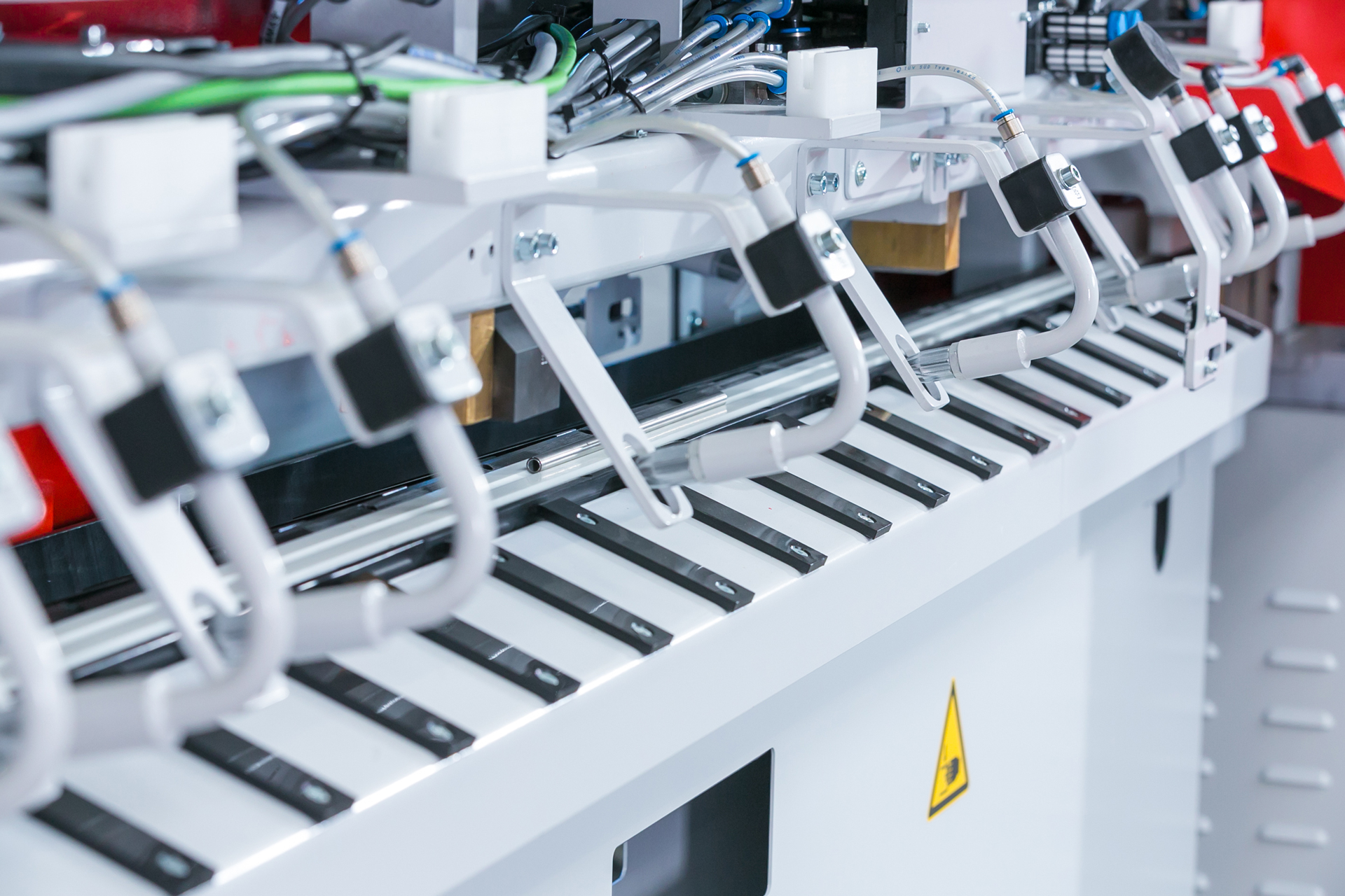 Detailaufnahme einer orbitalen CNC Rohrtrennmaschine t cut ROTOLINE 28 mit Spannsystem und Führungsschienen für präzises, spanloses Trennen von Metallrohren.