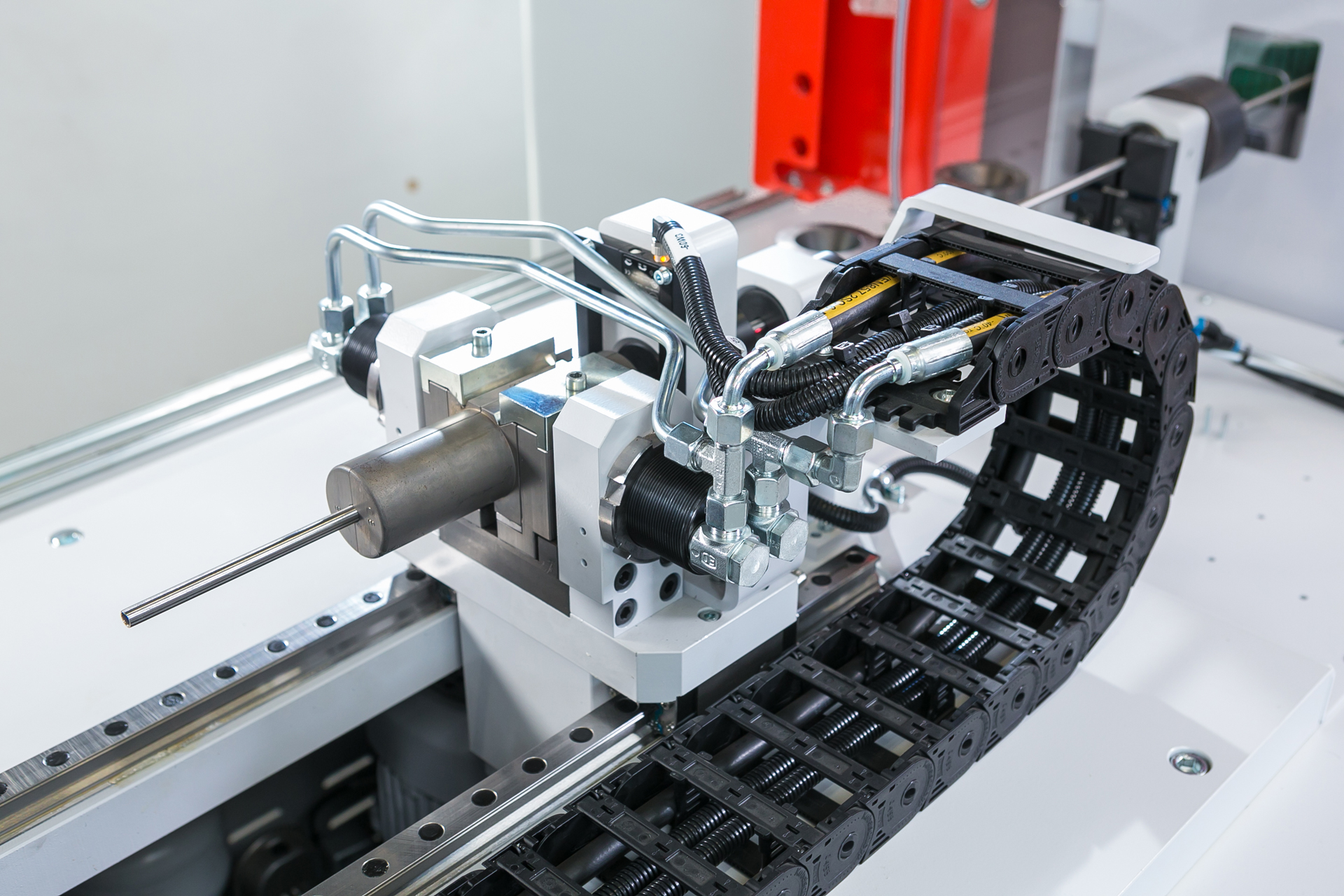 Automatische Zugeinheit einer CNC Rohrtrennmaschine t cut ROTOLINE 28 mit Spannsystem und Energiekette für präzisen Rohrvorschub.