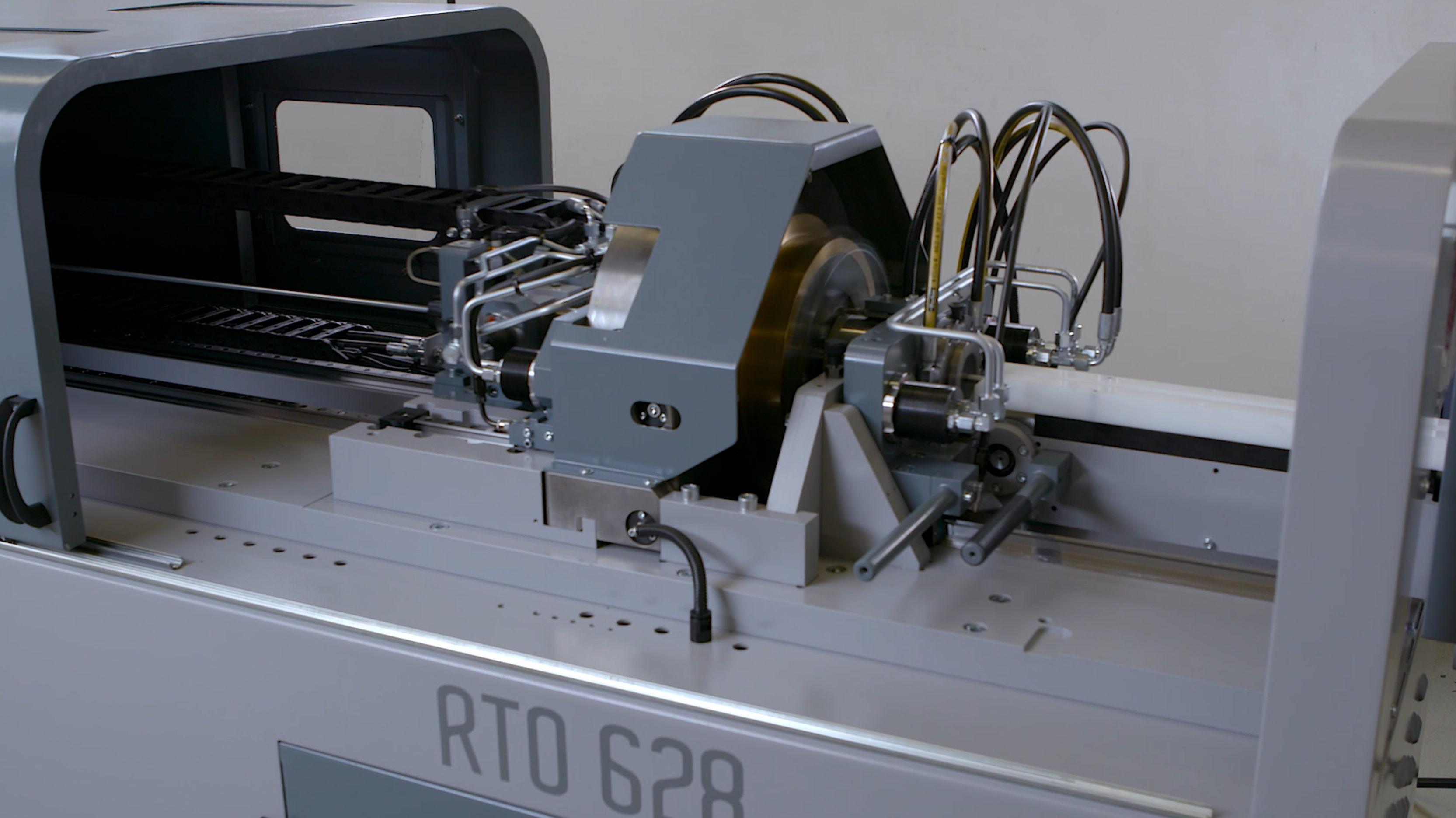 transfluid t cut ROTOLINE 28 Rohrtrennmaschine beim spanlosen Orbitaltrennen von Metallrohren im automatisierten Schneidprozess.