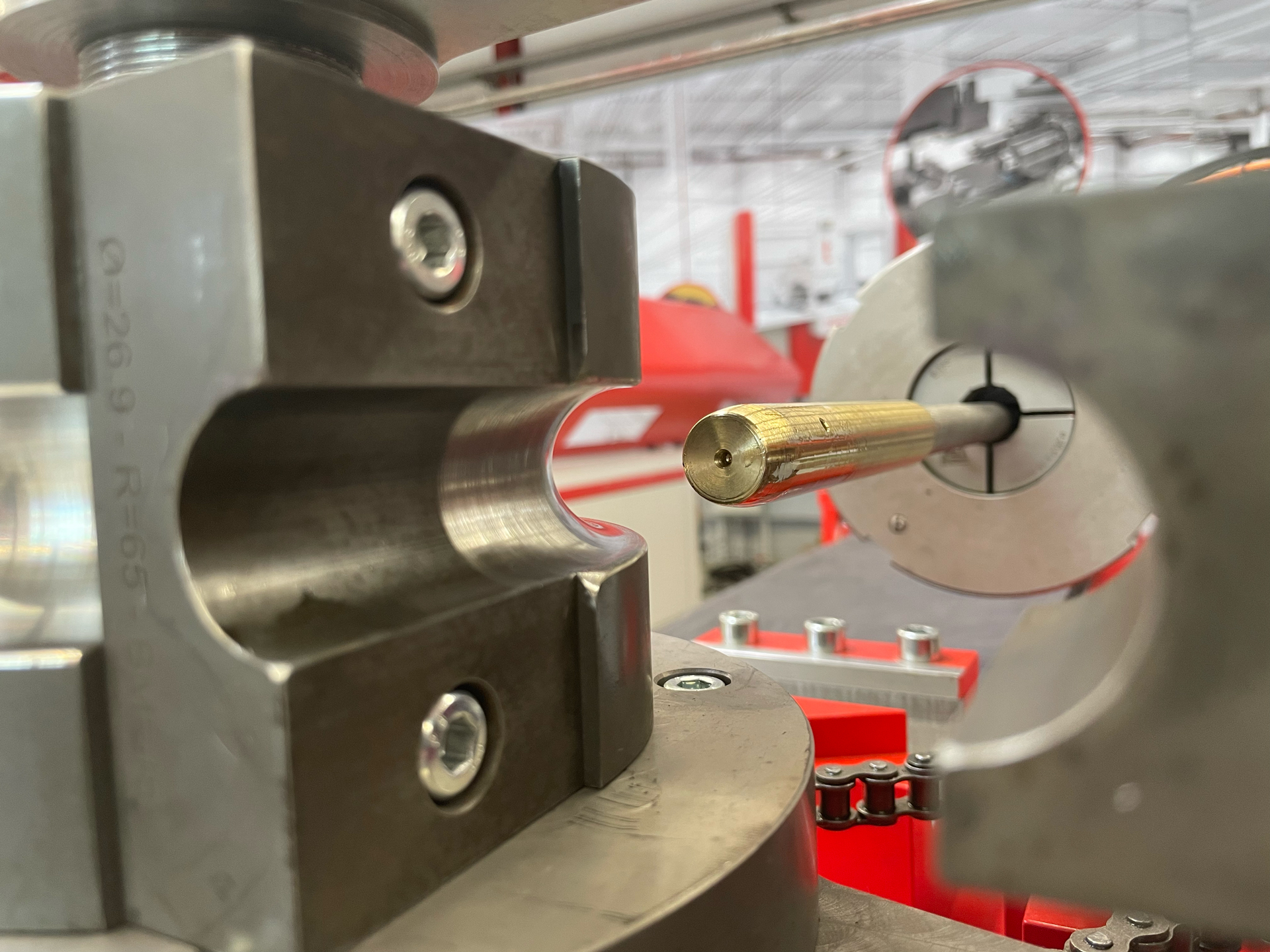 Metallrohr in Spannvorrichtung mit Dorn einer CNC-Rohrbiegemaschine.