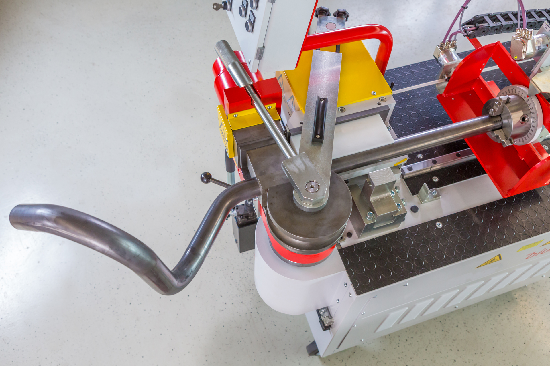 Rohrbiegen mit CNC-Rohrbiegemaschine t work COMPACTLINE 76 und Biegewerkzeug in der Metallverarbeitung.