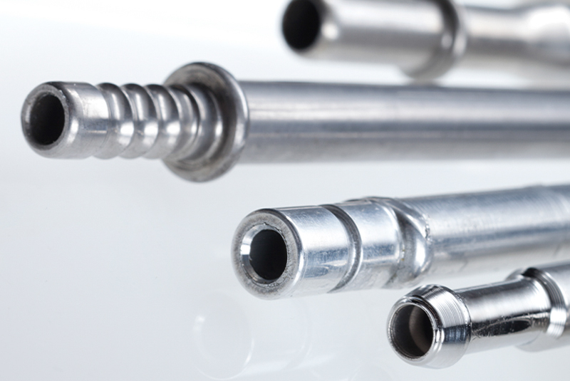 Metallrohre mit präziser Endumformung und unterschiedlichen Anschlussprofilen.