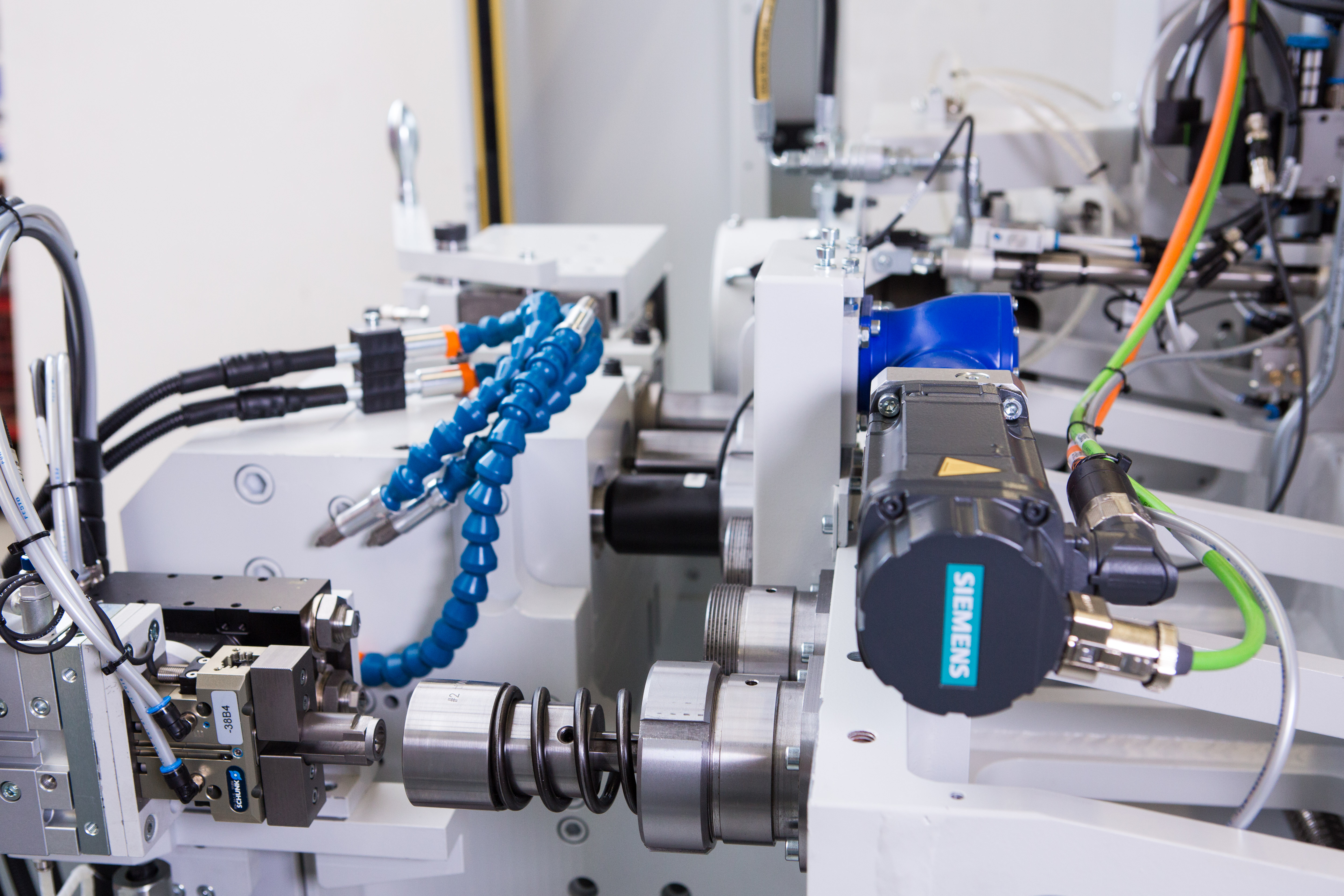 Detailansicht einer transfluid Rohrumformmaschine mit Servoantrieb und Werkzeugstation.