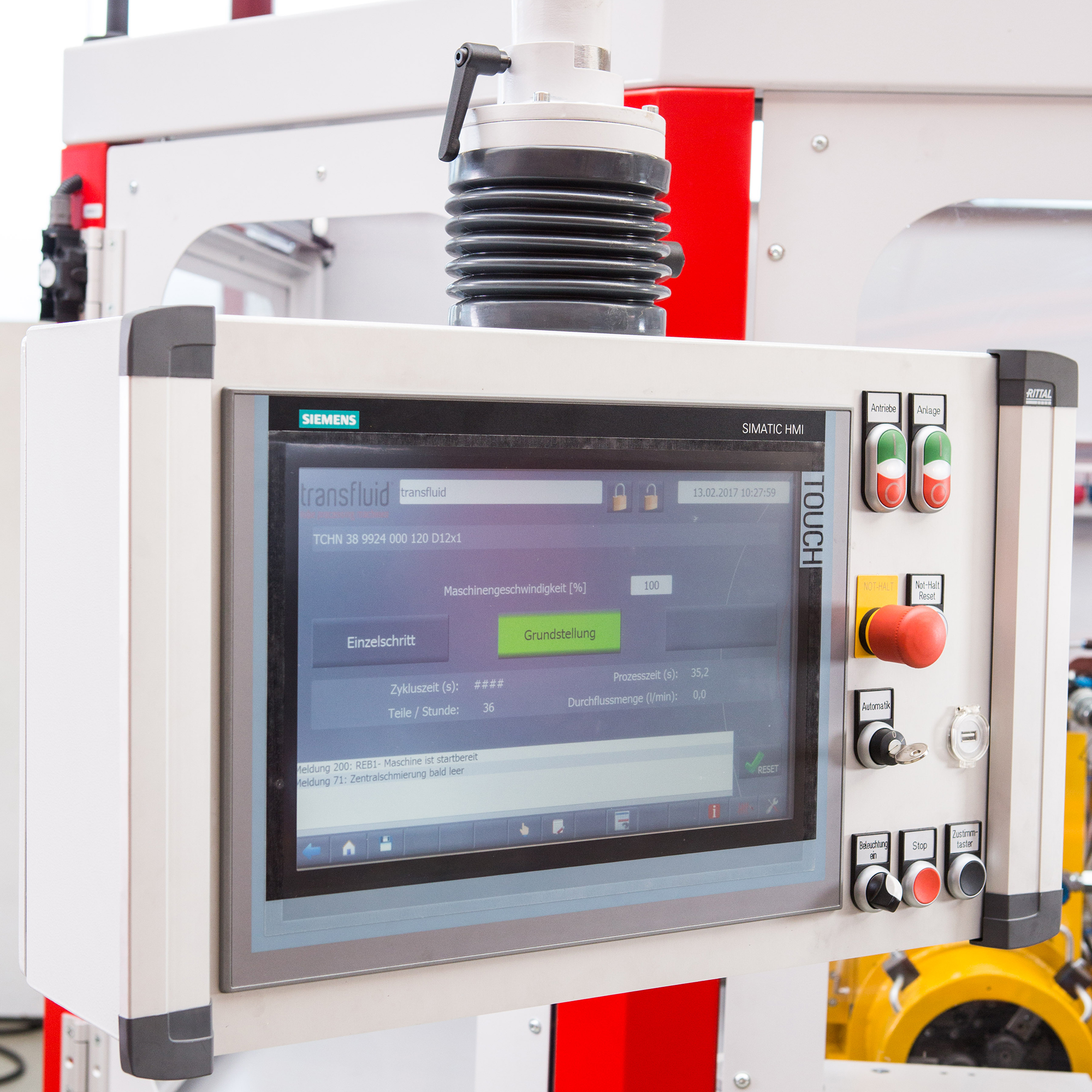 Siemens SIMATIC HMI Touchpanel mit Bedienelementen an einer Rohrumformmaschine.