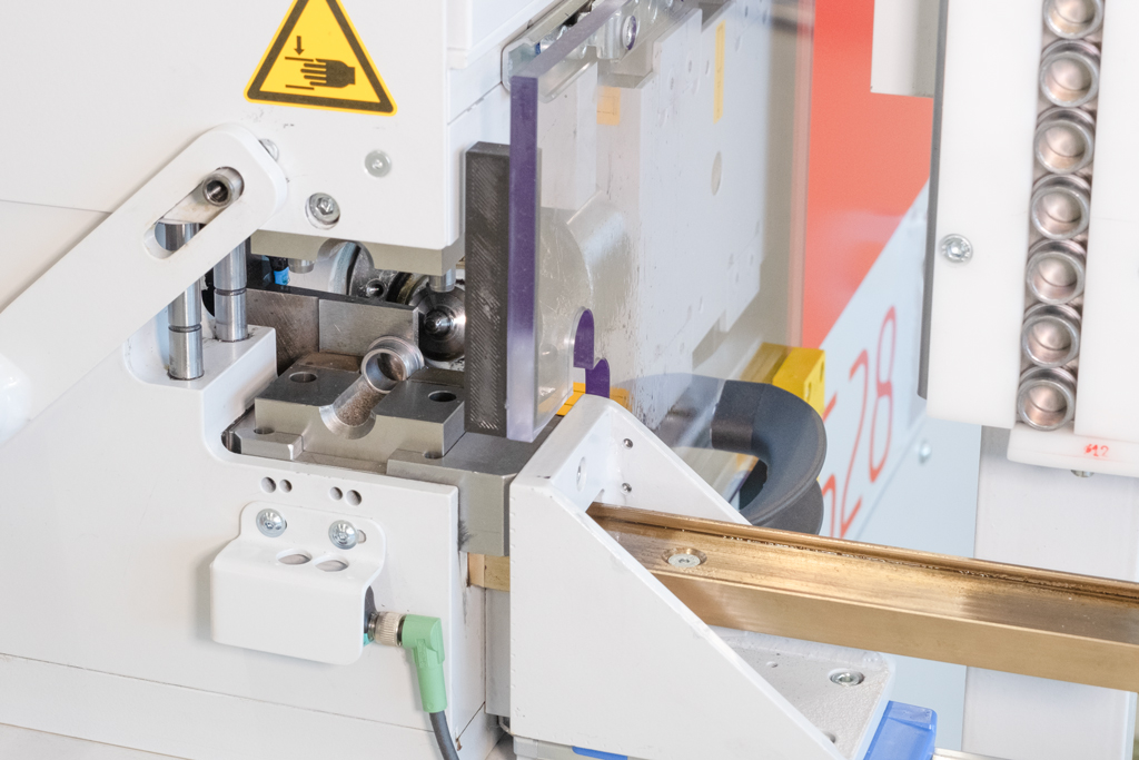Schneidring wird in der t form FLARELINE 28 Rohrumformmaschine im geschützten Arbeitsbereich positioniert.