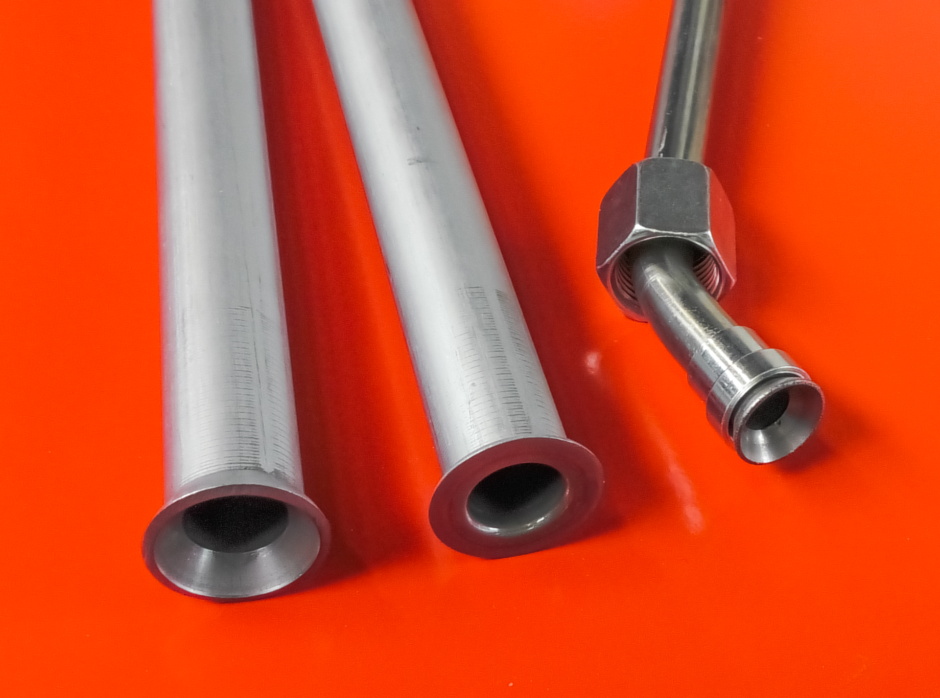 Geformter Rohranschluss und Umformtechnik einer transfluid t form FLARELINE 28 rollierenden Rohrumformmaschine, spiegelglatte Dichtflächen für industrielle Rohrverbindungen.