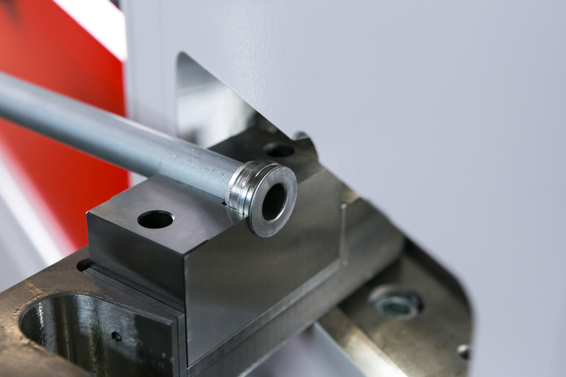 transfluid FLARELINE 42 Rohrumformmaschine für ORFS-Bördelungen und Rohrendenumformung in der Hydraulikfertigung