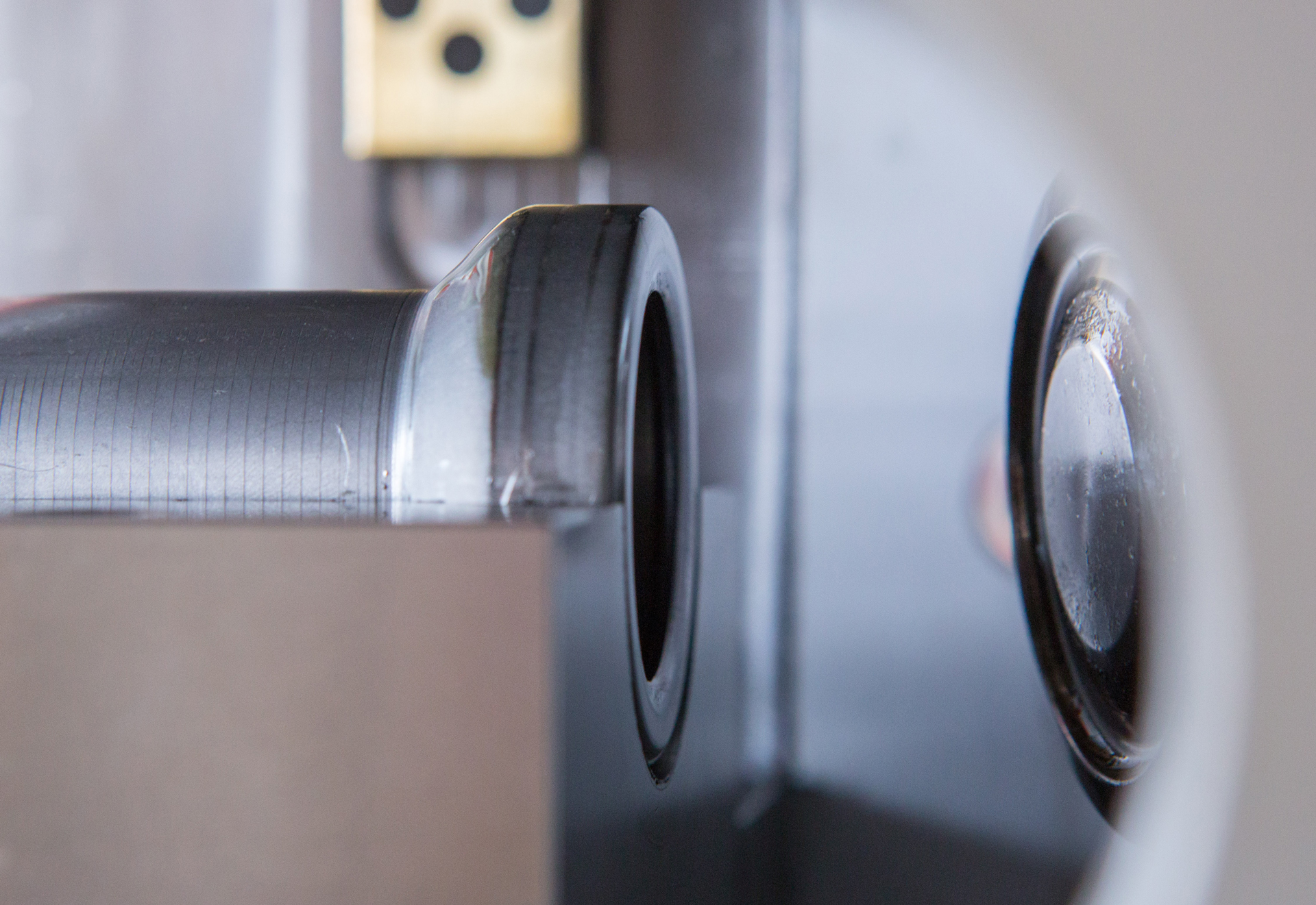 Metallrohr in der Spannvorrichtung einer t form FLARELINE-Rohrumformmaschine kurz vor der Bearbeitung des Rohrendes.