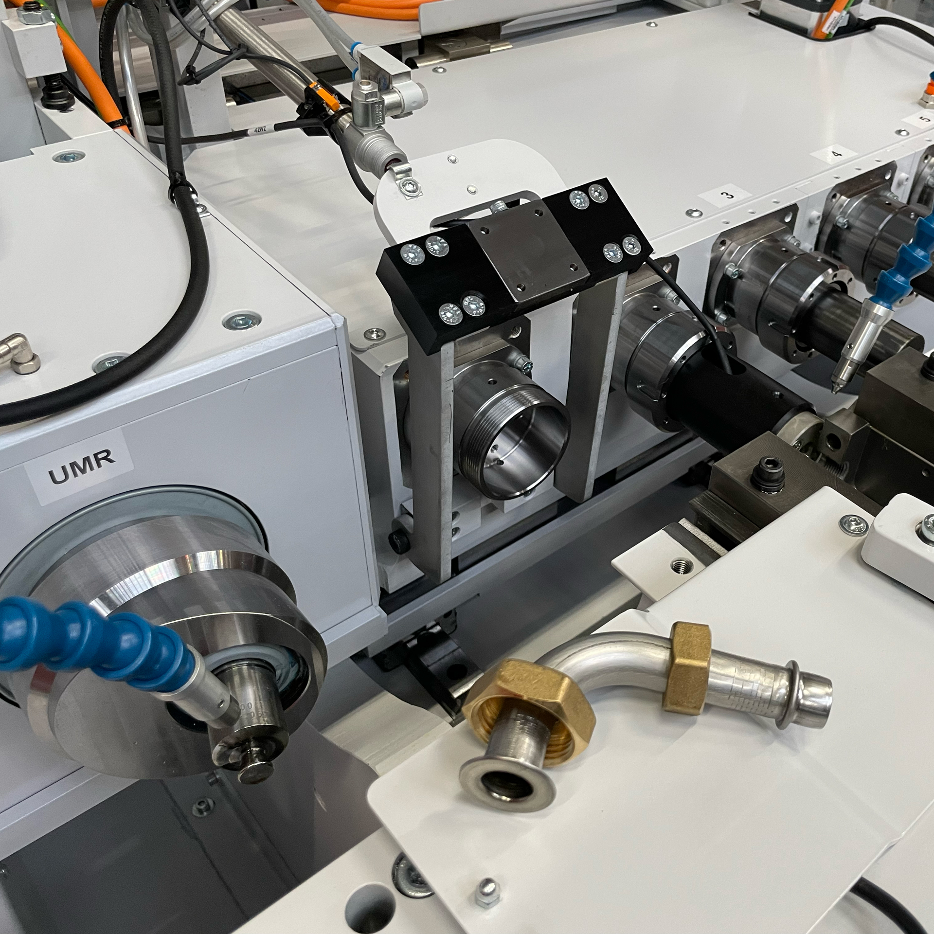 Automatisierte Produktionszelle mit t form FLARELINE Rohrumformmaschine zur Bearbeitung und Formung von Metallrohren.