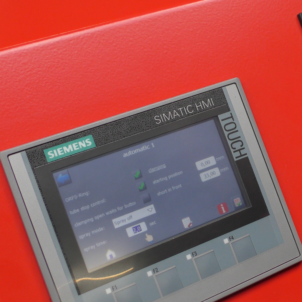 Siemens SIMATIC HMI Touch-Display zur Steuerung der Rohrumformmaschine t form FLARELINE 28.