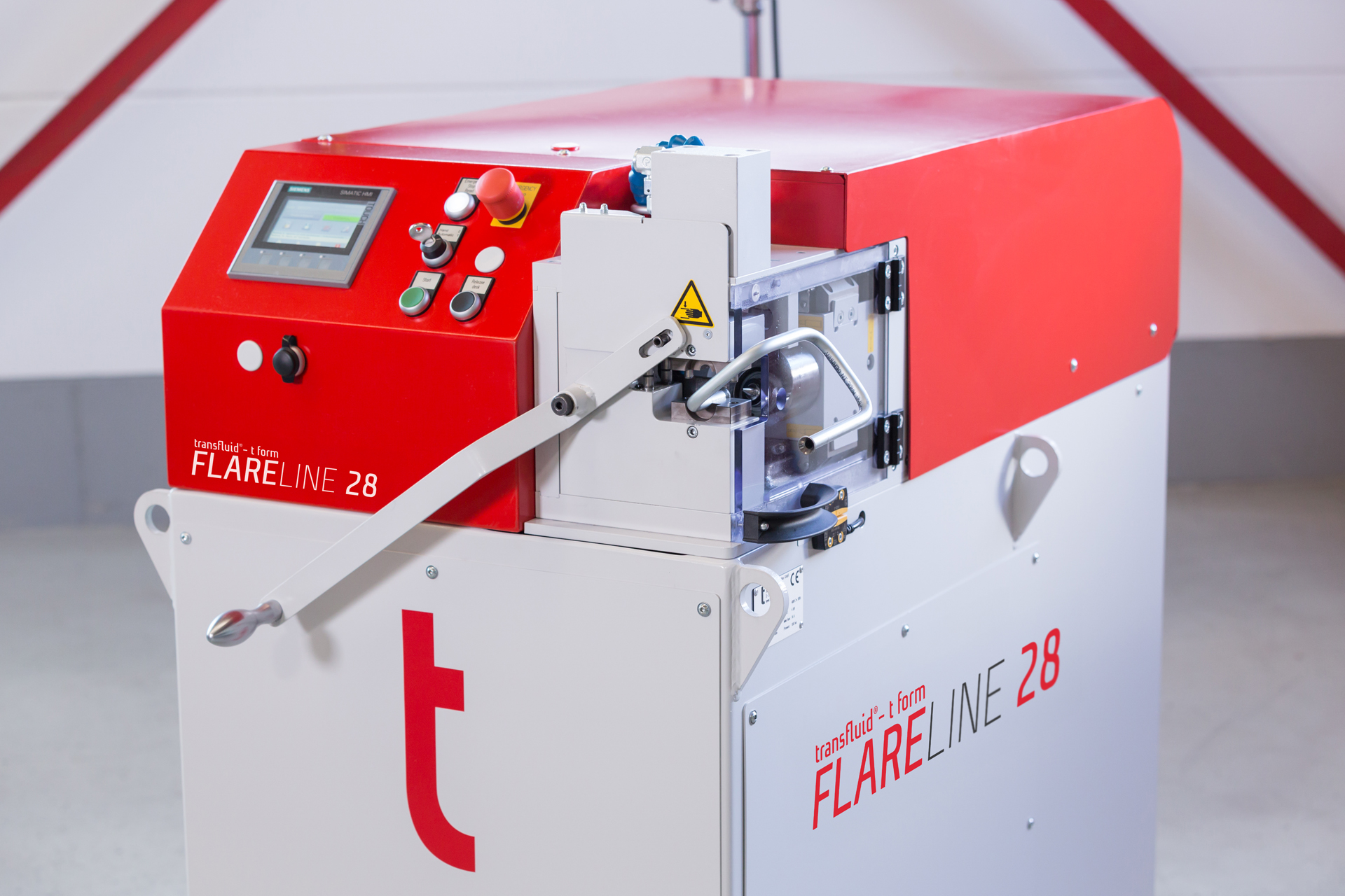 Metallrohr wird in der t form FLARELINE 28 Rohrumformmaschine eingespannt und am Rohrende präzise umgeformt.